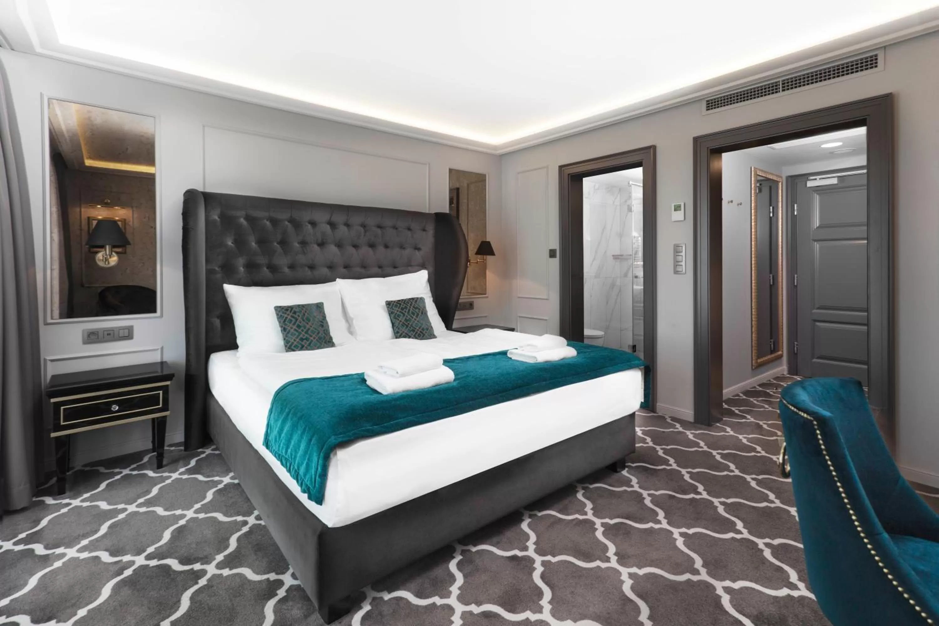 Photo of the whole room, Bed in Hotel Golden Key, 4 Stars Superior