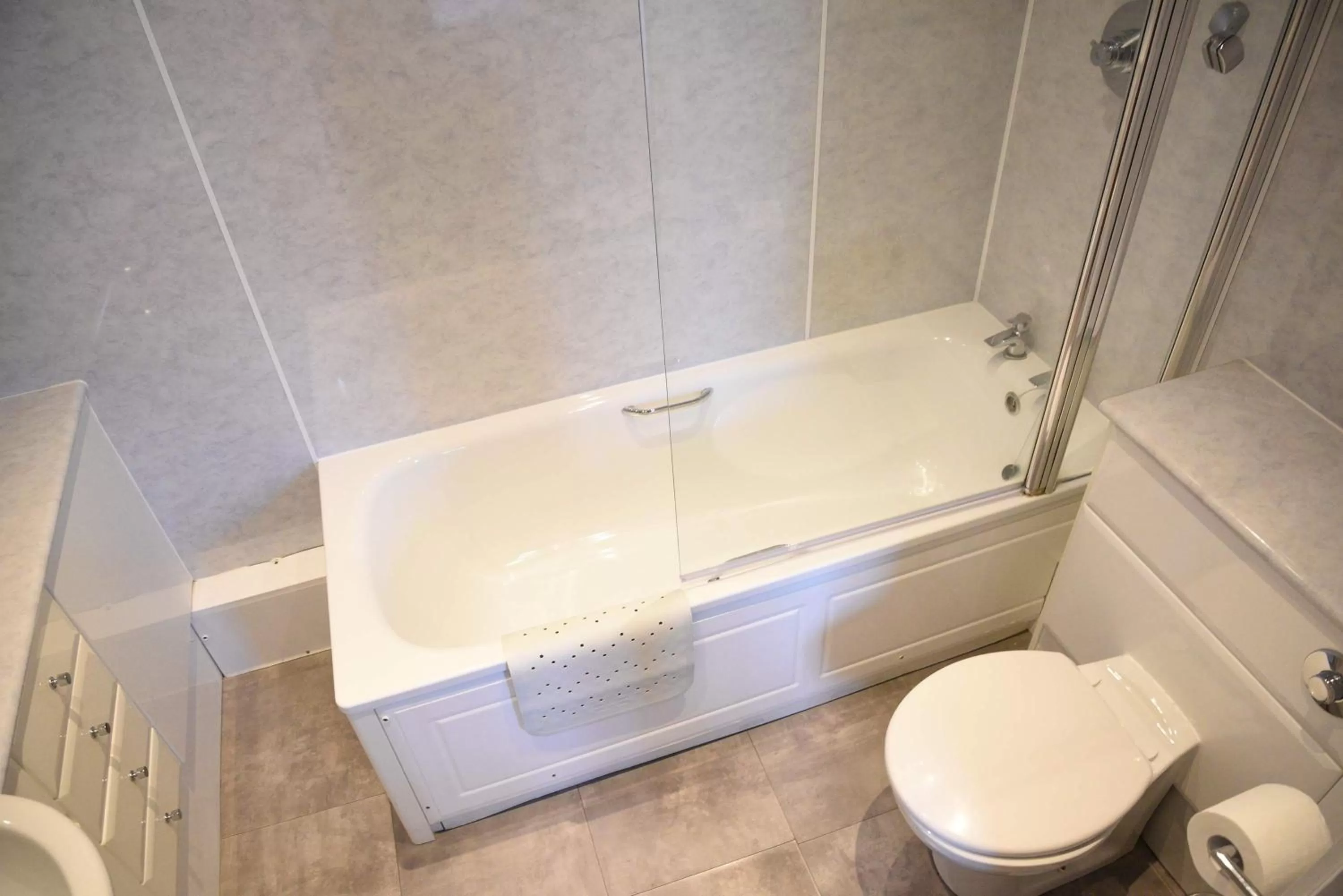 Shower in The Royal Hotel