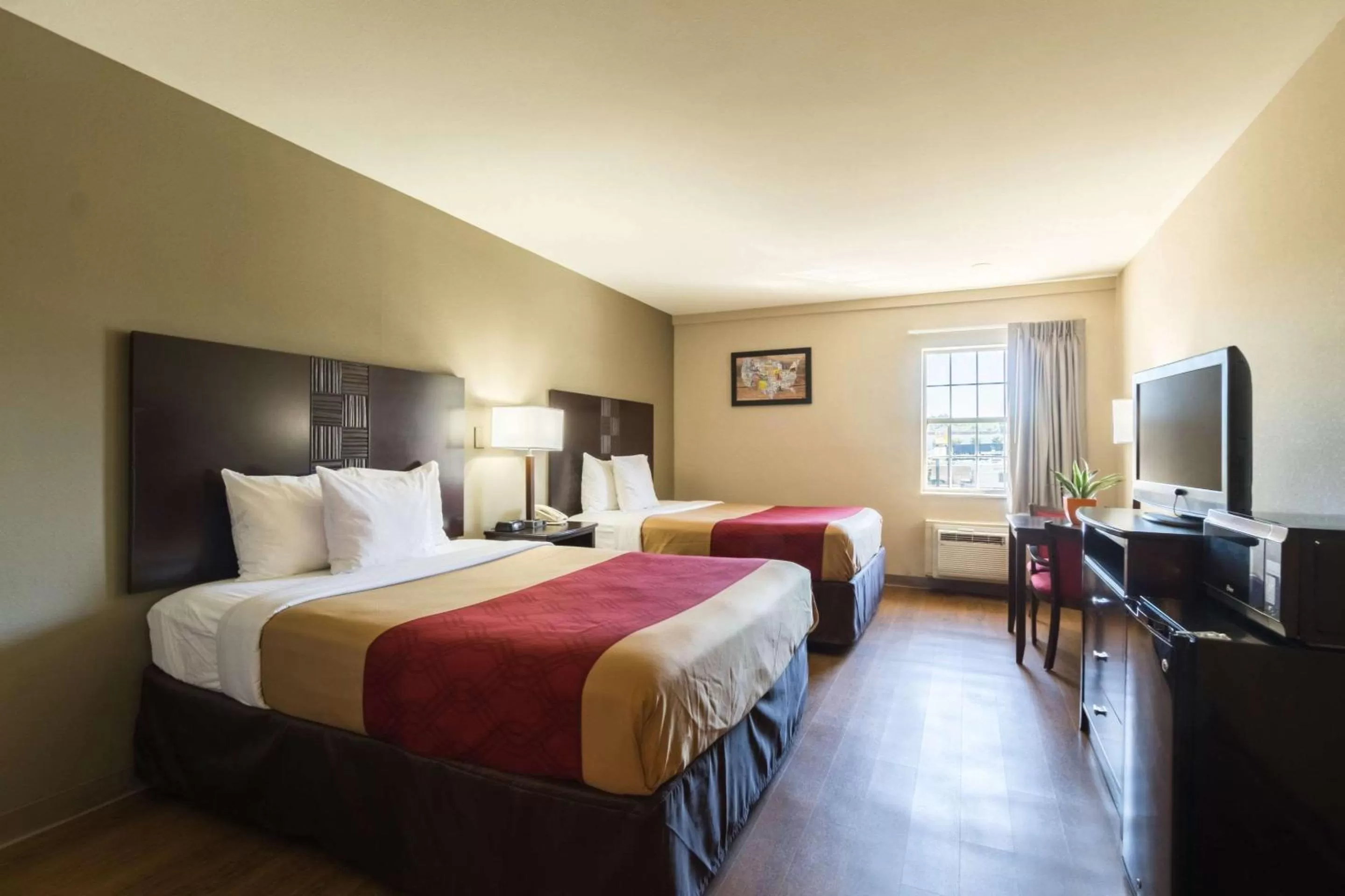 Photo of the whole room, Bed in Econo Lodge Harrisburg - Southwest of Hershey Area