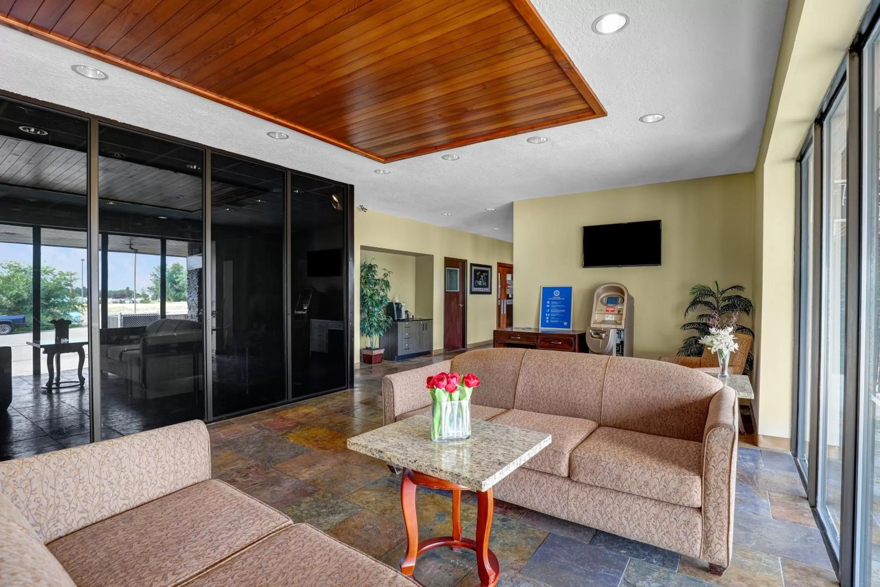Seating area in Motel 6 Brooks AB