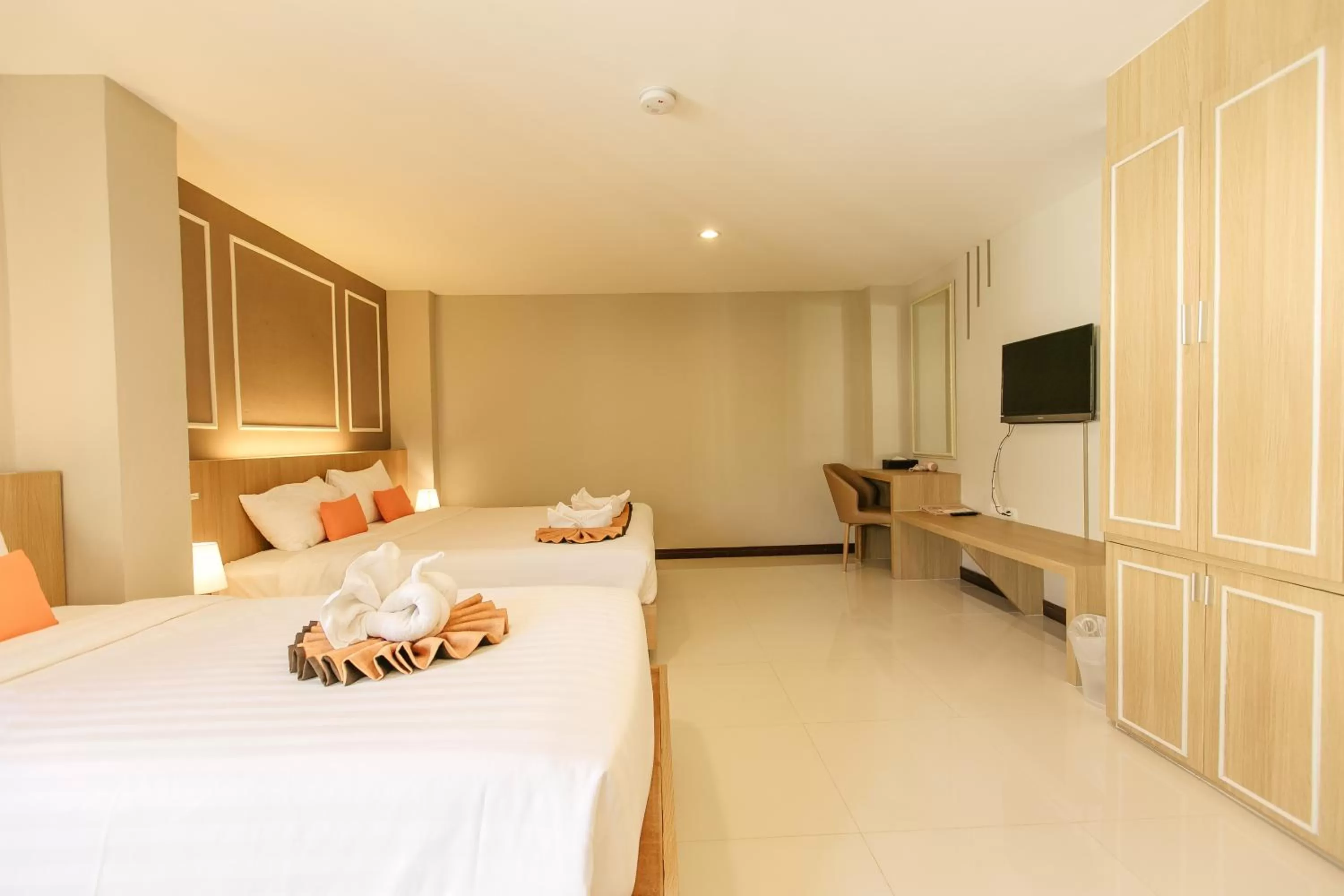 Communal lounge/ TV room, Bed in De Hug Hotel & Residence