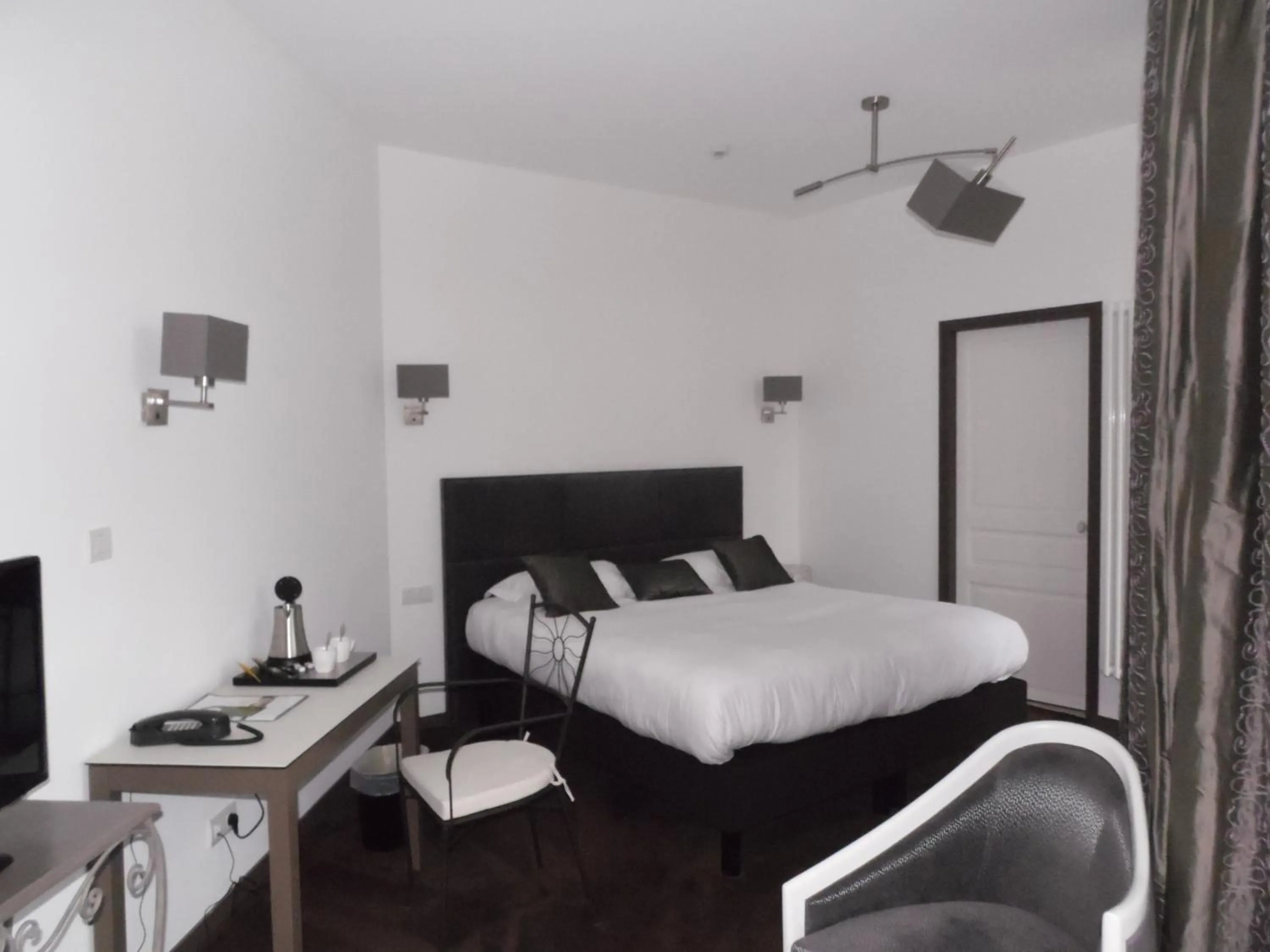 Coffee/tea facilities in Clos de Vallombreuse, The Originals Relais