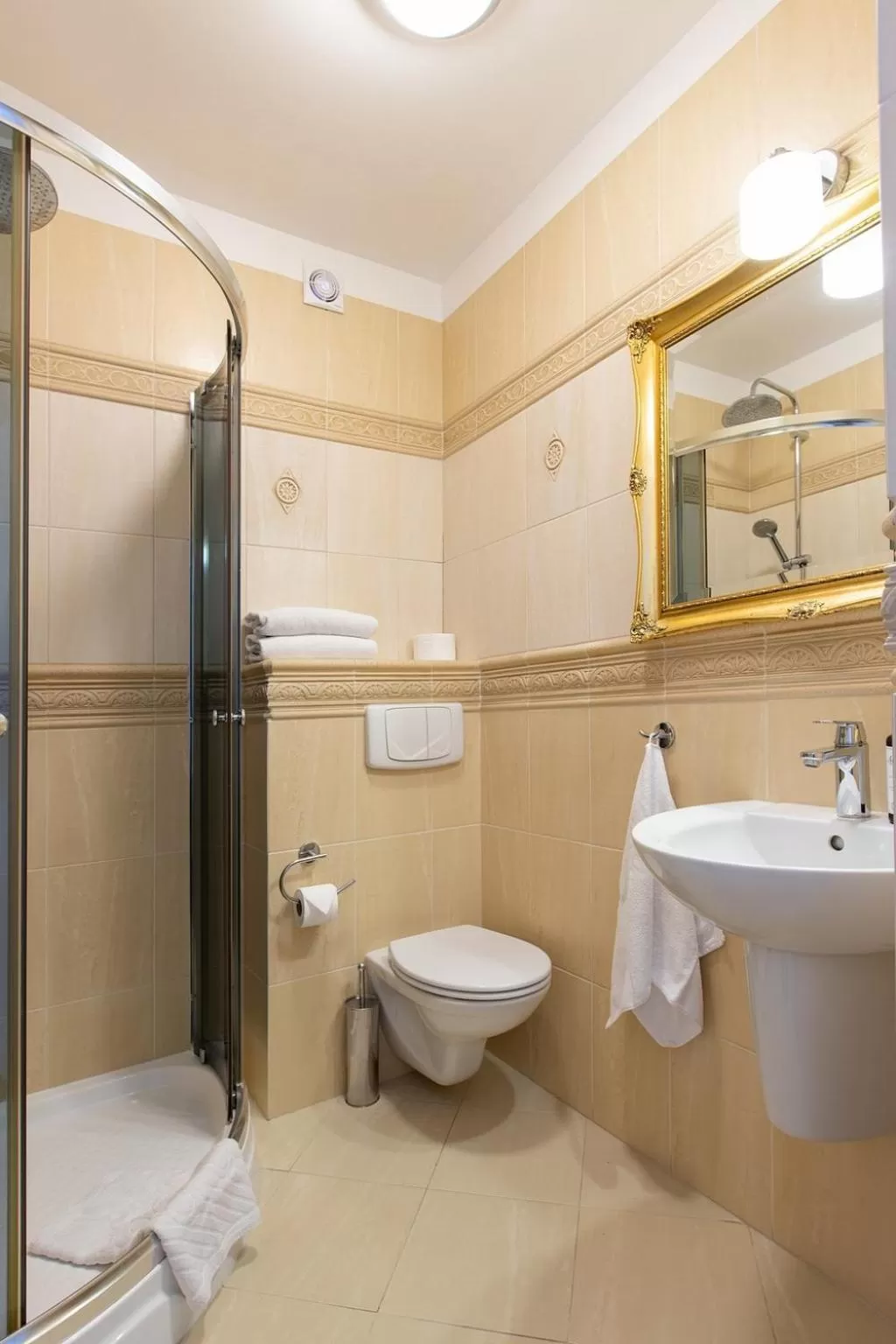 Shower, Bathroom in Pensjonat & Restauracja Admirał