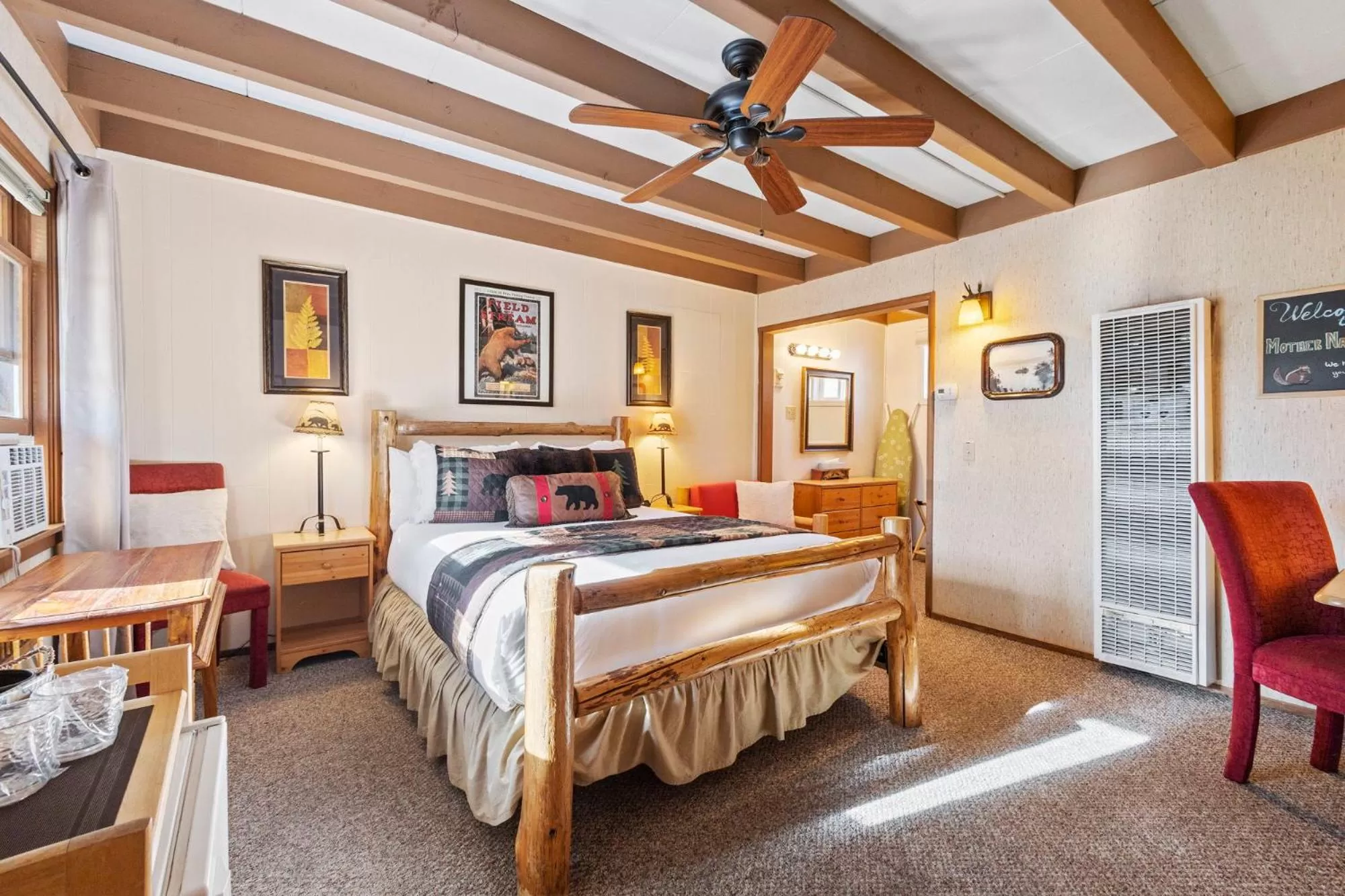 Photo of the whole room, Bed in Mother Nature's Inn