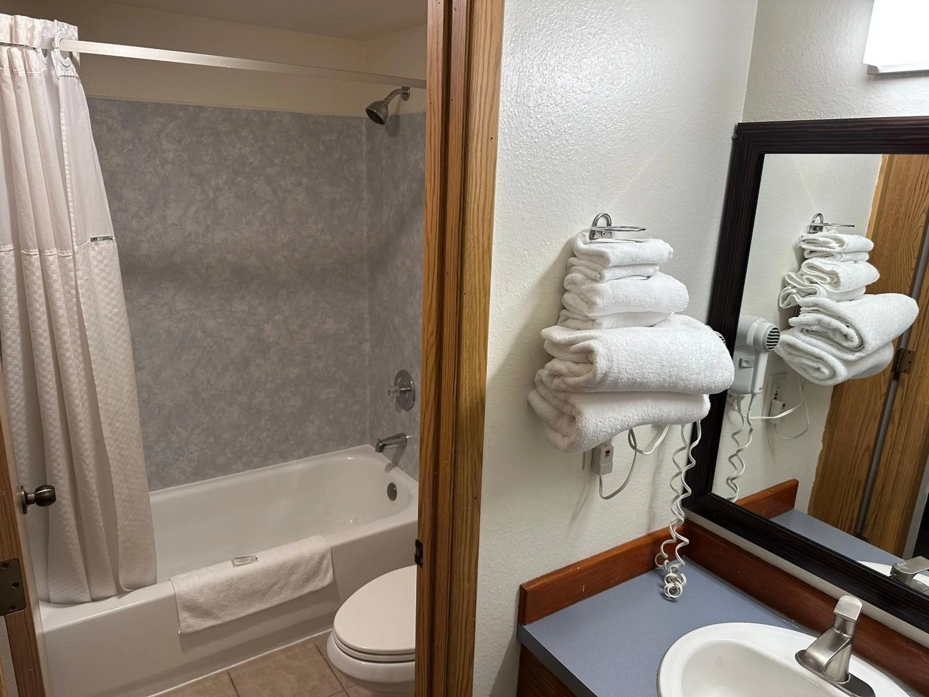Bathroom in Econo Lodge Edmonds North Seattle