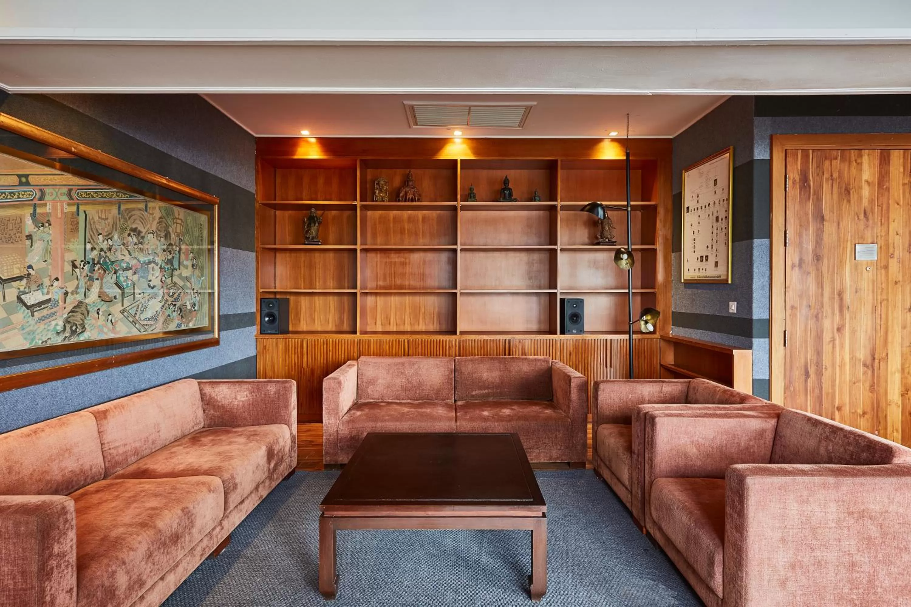 Seating area in LUXX Langsuan Hotel - SHA Plus