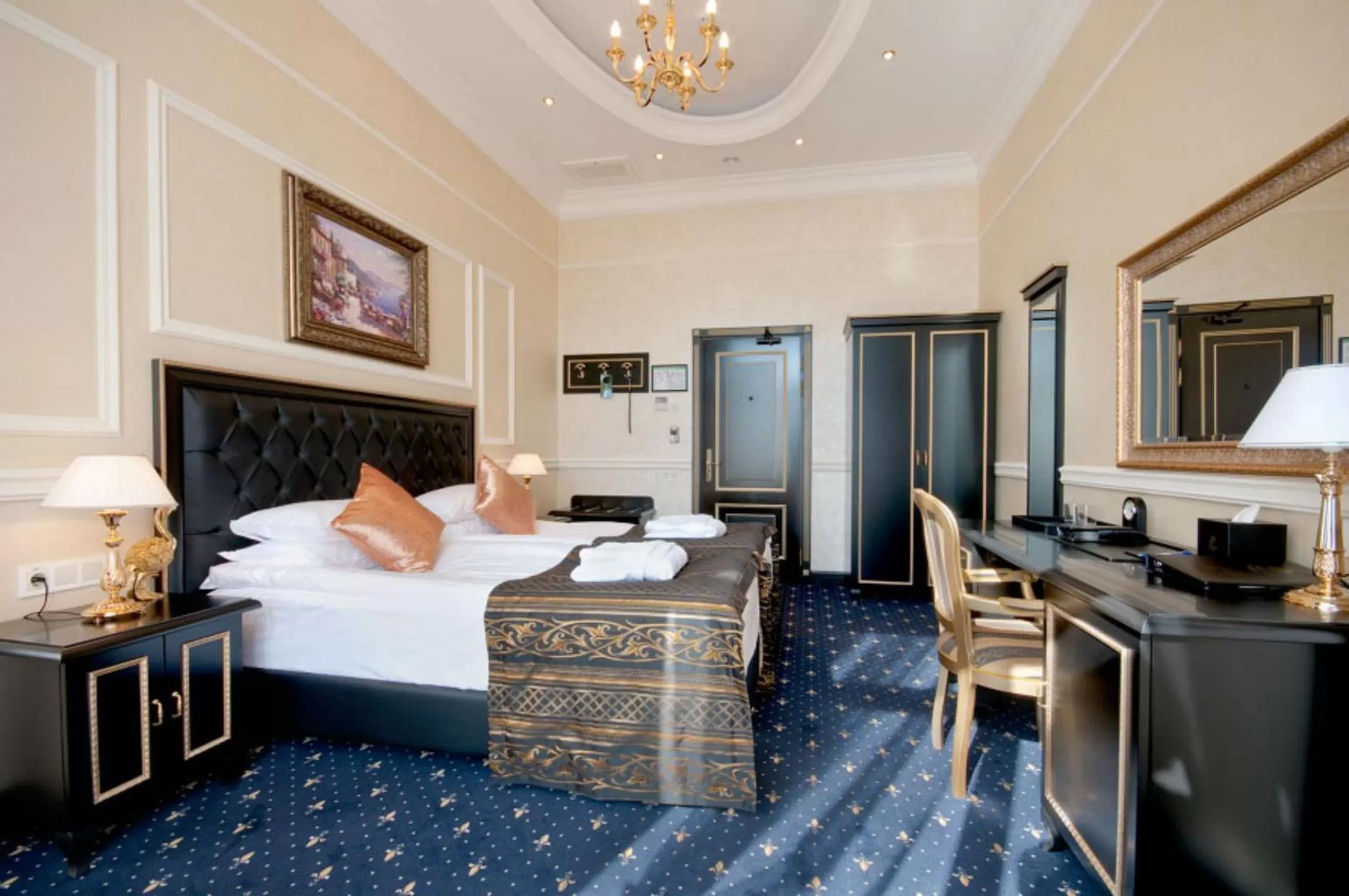 Photo of the whole room, Bed in Villa le Premier Maestro