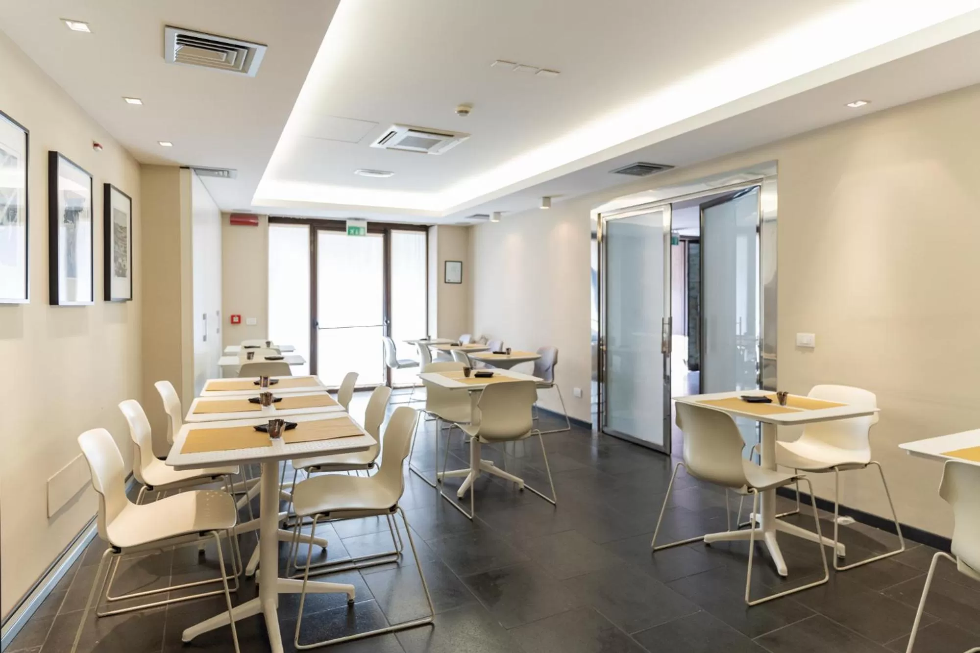 Restaurant/places to eat in El Homs Palace Hotel