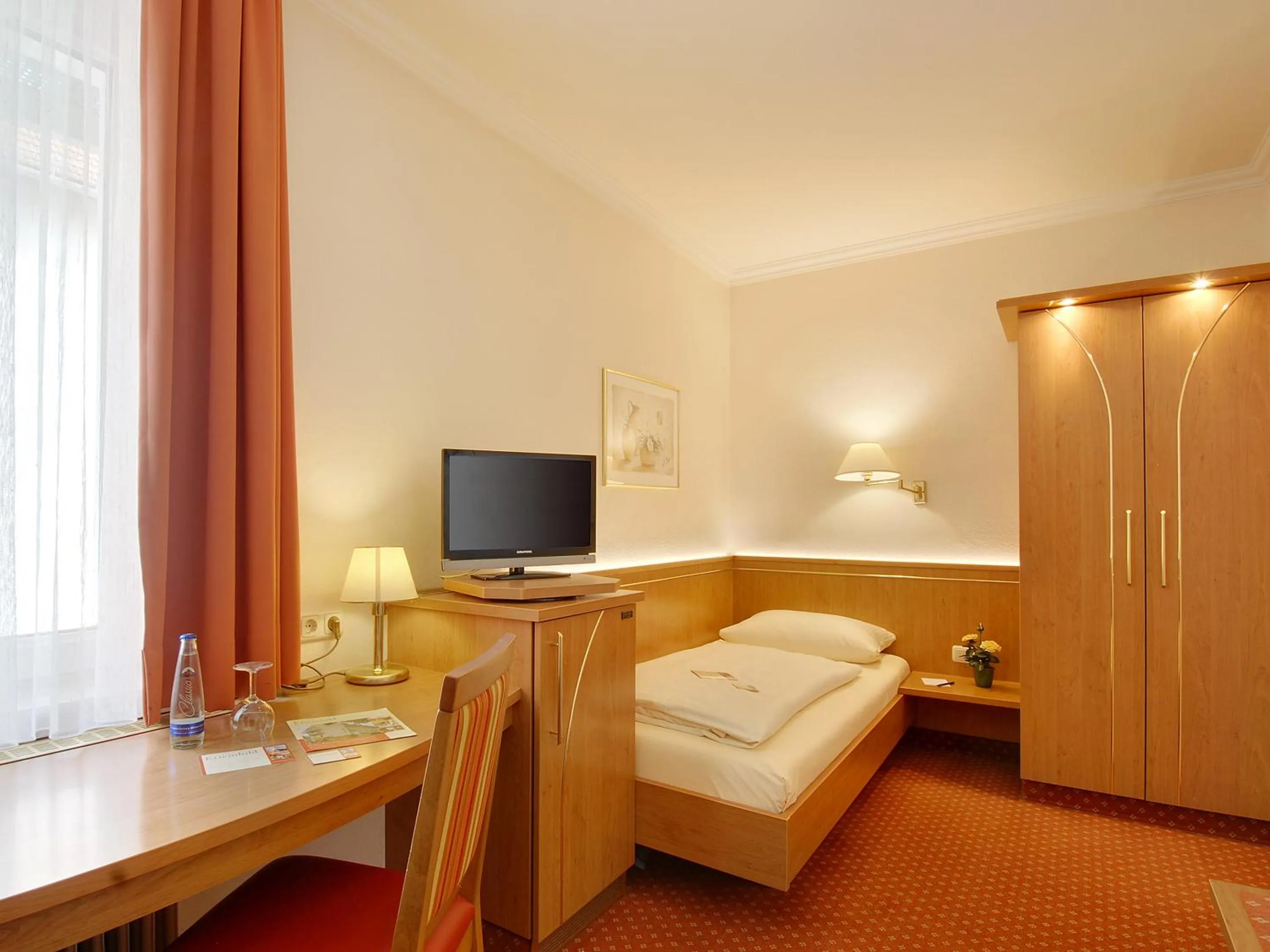 Photo of the whole room, Bed in Hotel Kriemhild am Hirschgarten