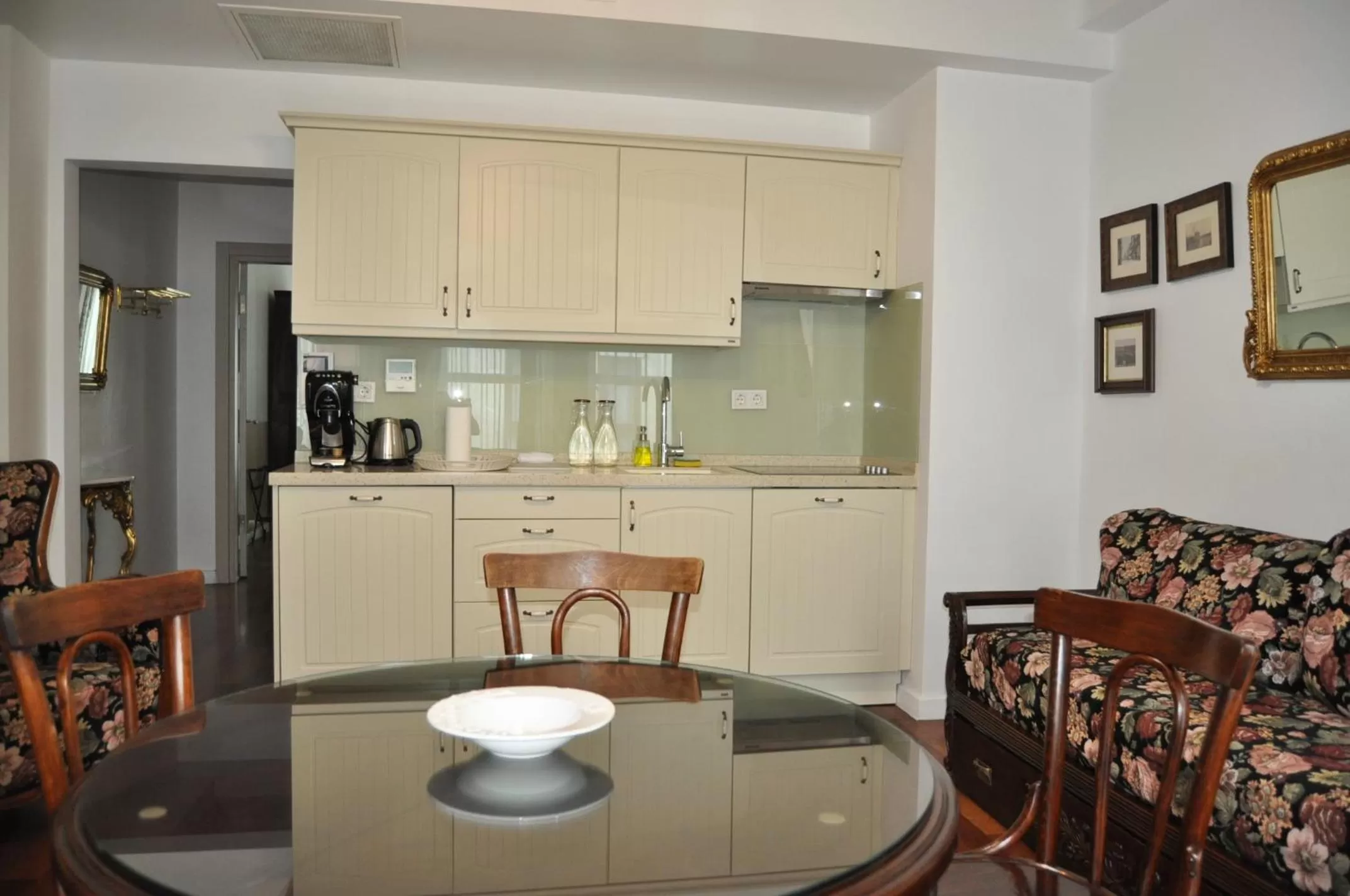 Kitchen or kitchenette in Villa Pera Suite Hotel