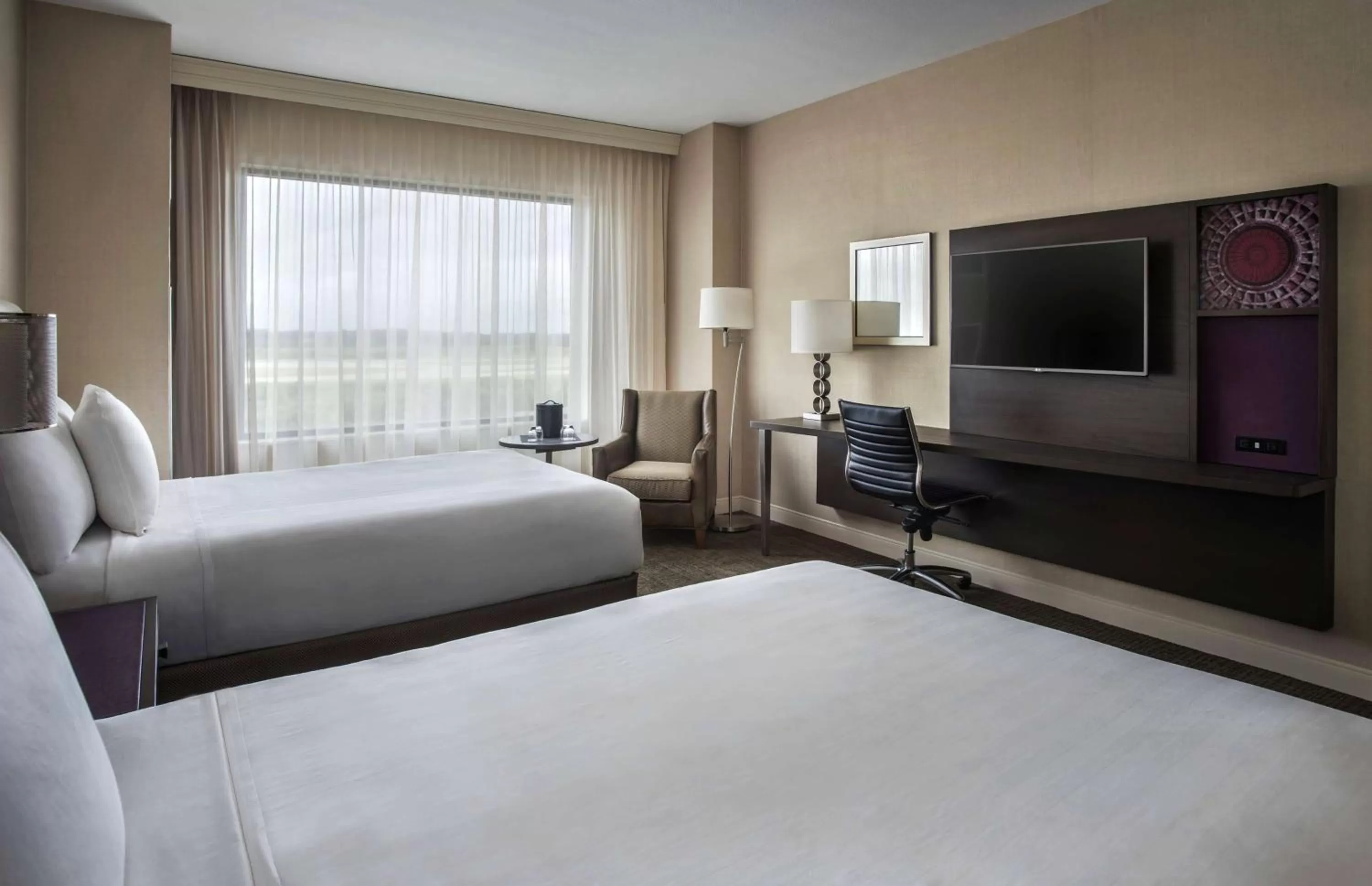 TV and multimedia, Bed in Hyatt Regency Pittsburgh International Airport