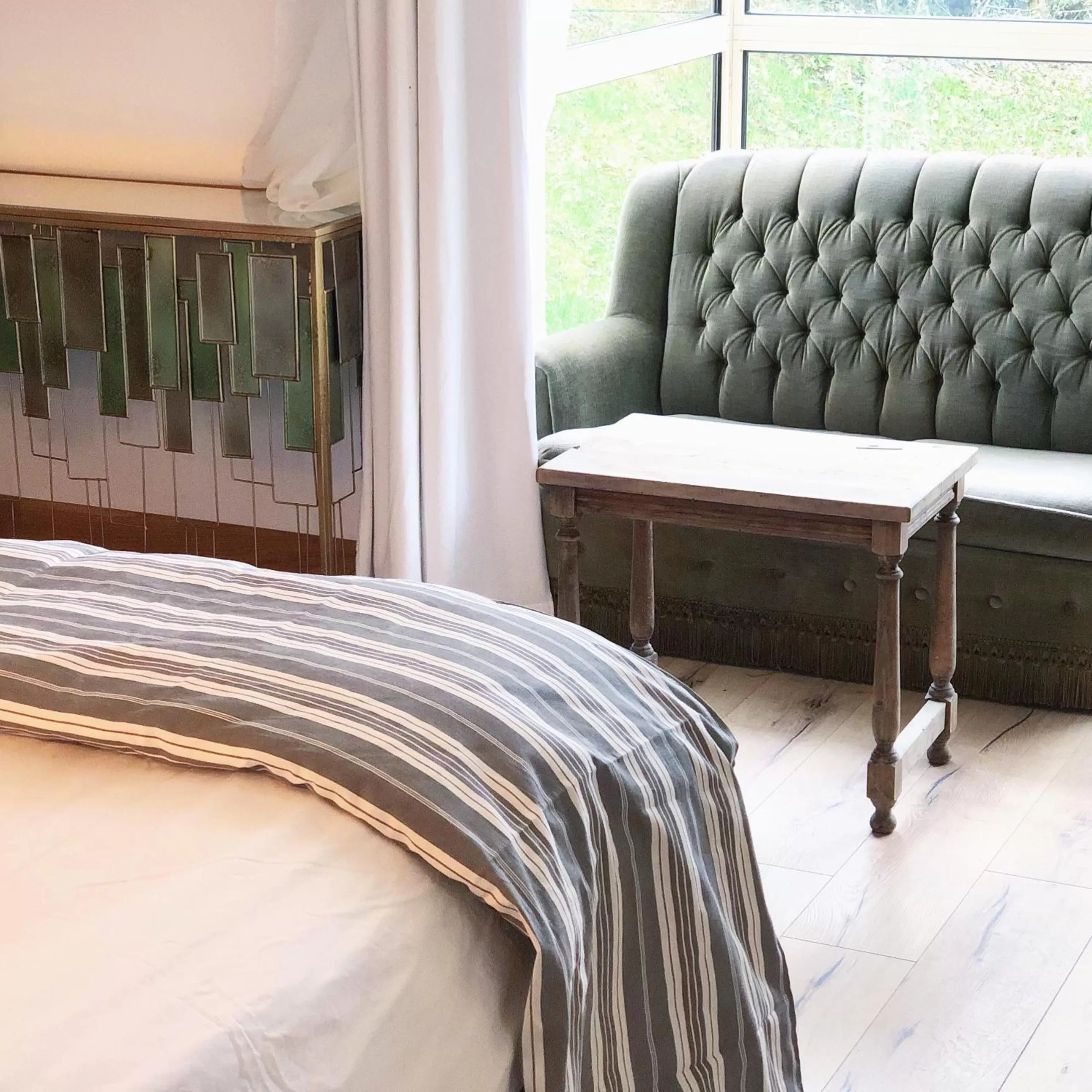 Seating area, Bed in L'abbaye Saint Michel