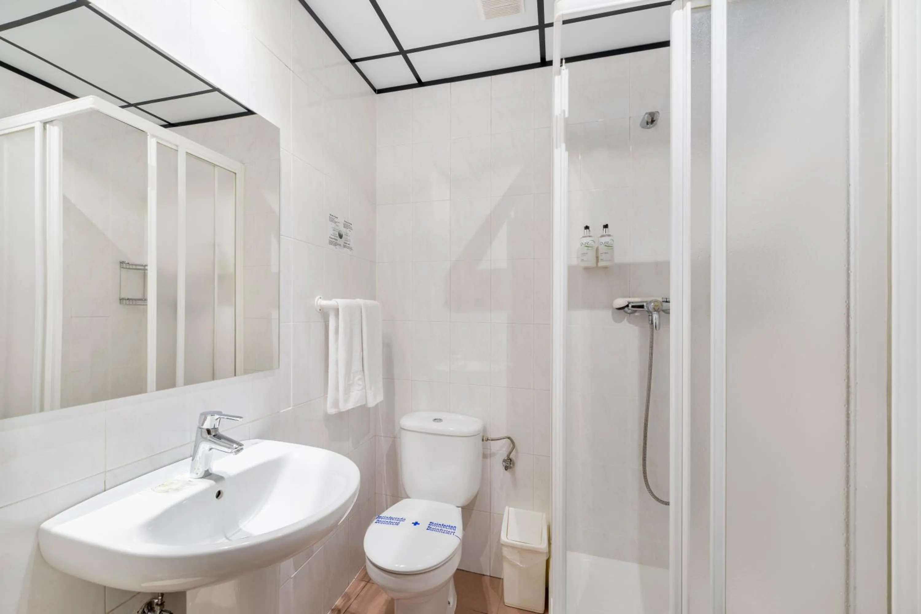 Bathroom in Hostal Ballesta