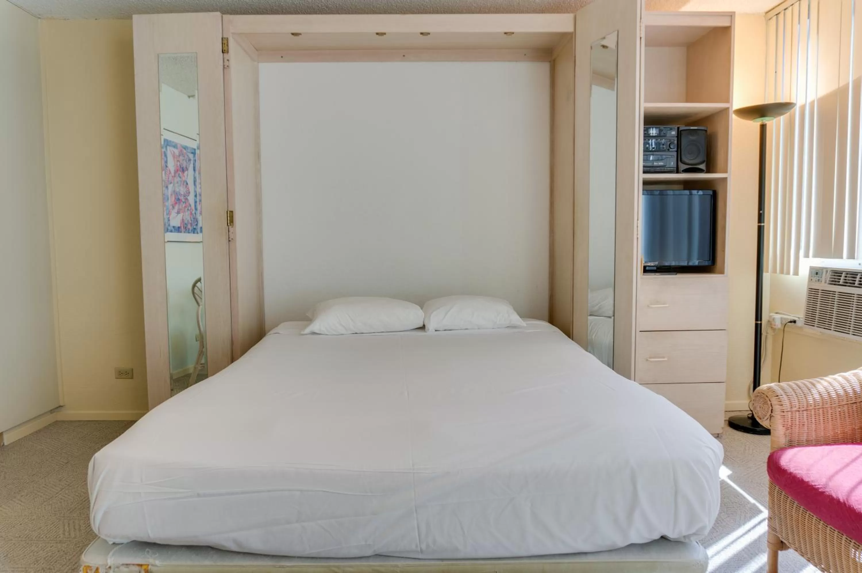 Bed in Kuhio Banyan Hotel (with Kitchenettes)