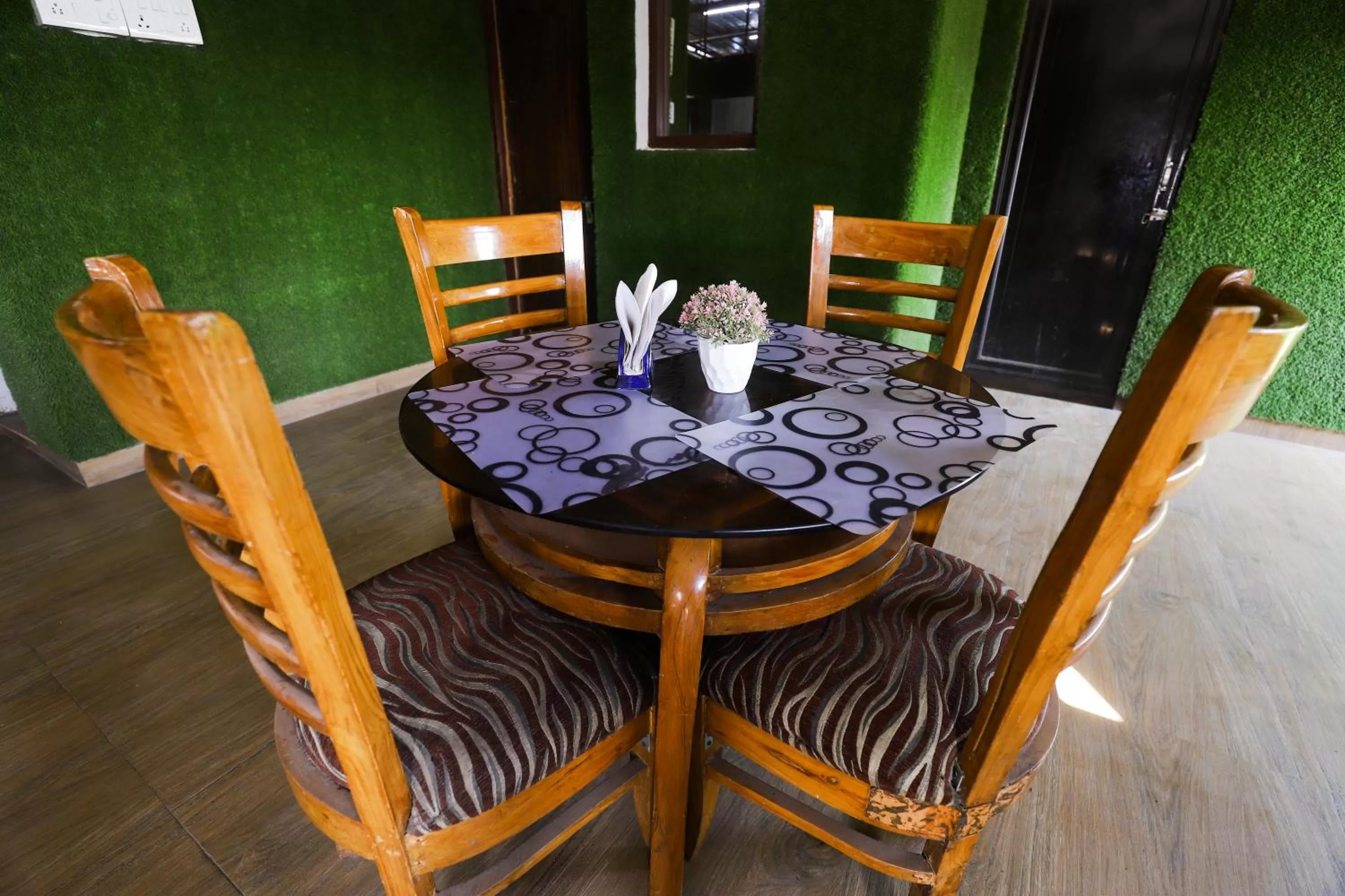 Restaurant/places to eat in Perfectstayz Value Umra Grace - Near Haridwar Railway Station