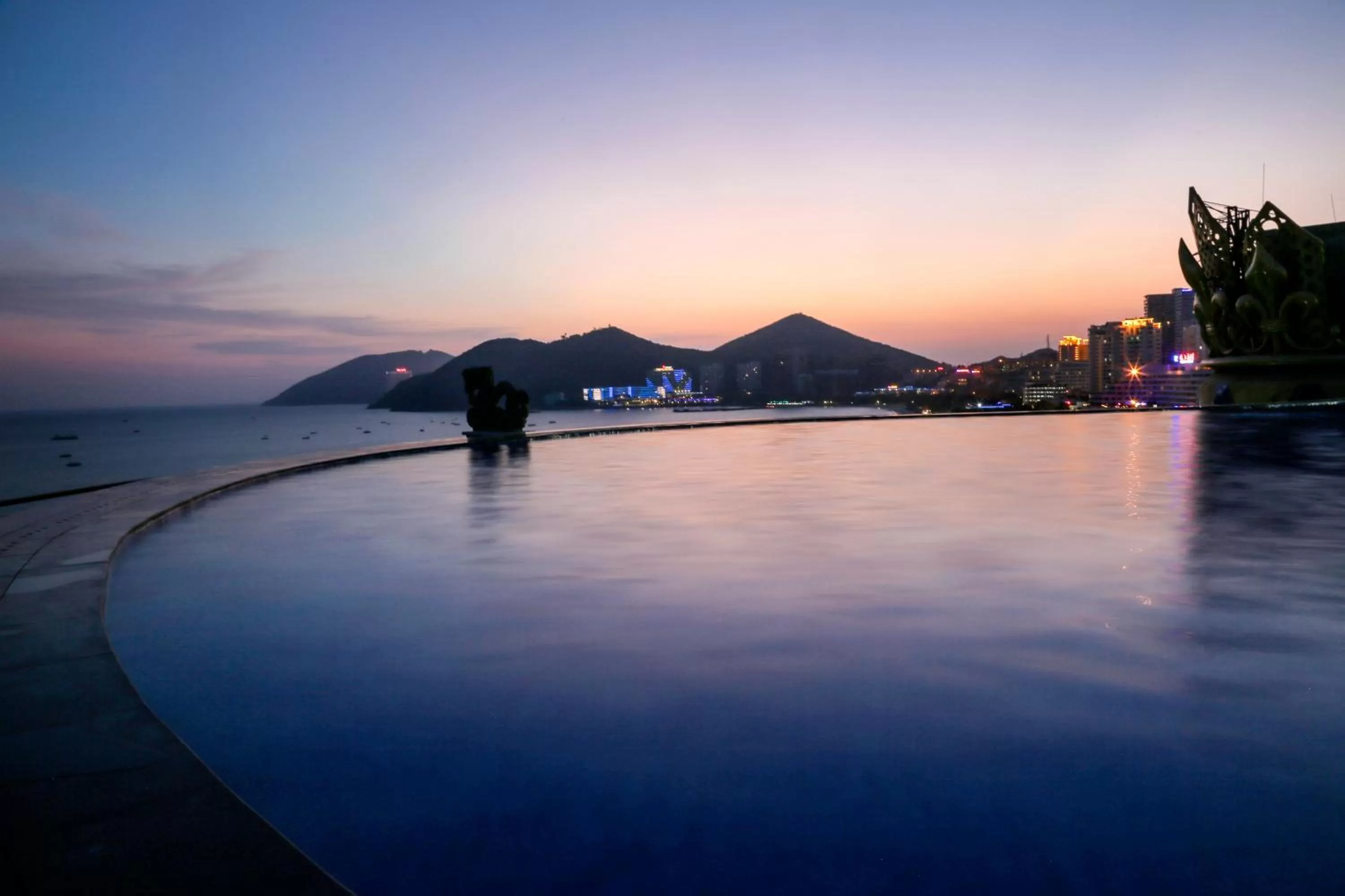 Swimming pool in Harman Resort Hotel Sanya