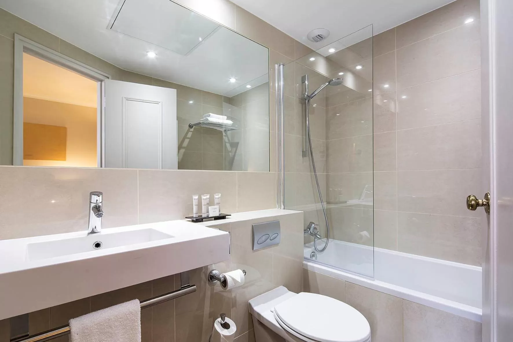 Bathroom in Hôtel Galileo Champs Elysées