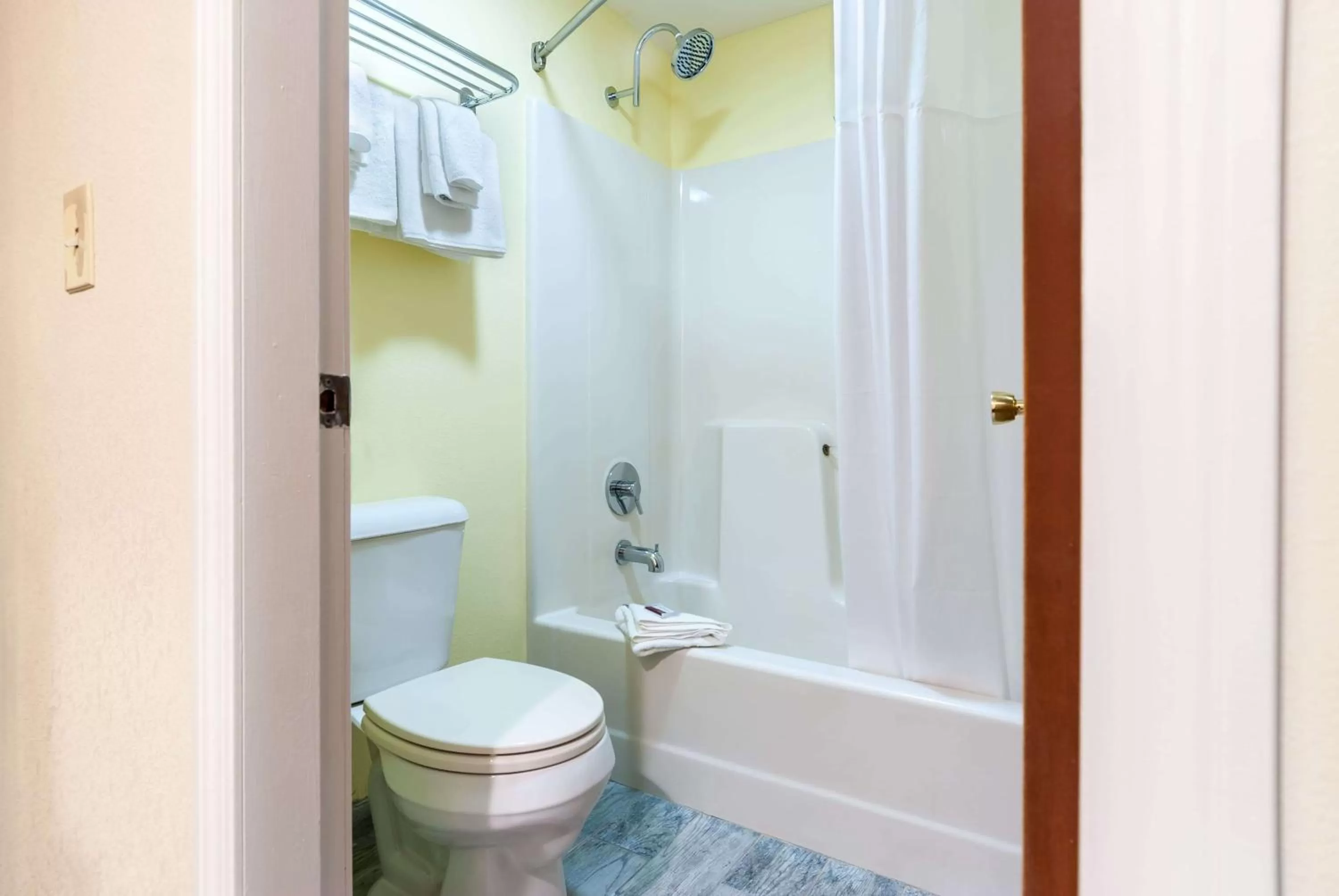 Bathroom in Days Inn by Wyndham Tamworth