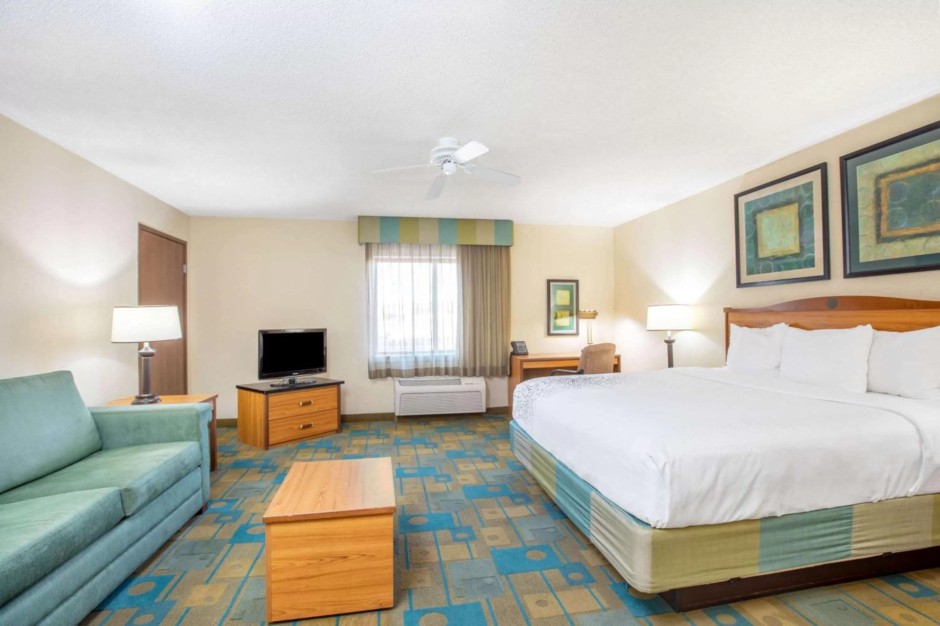 Photo of the whole room, Bed in La Quinta by Wyndham El Paso East
