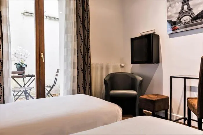 Photo of the whole room, Bed in Hôtel du Maine