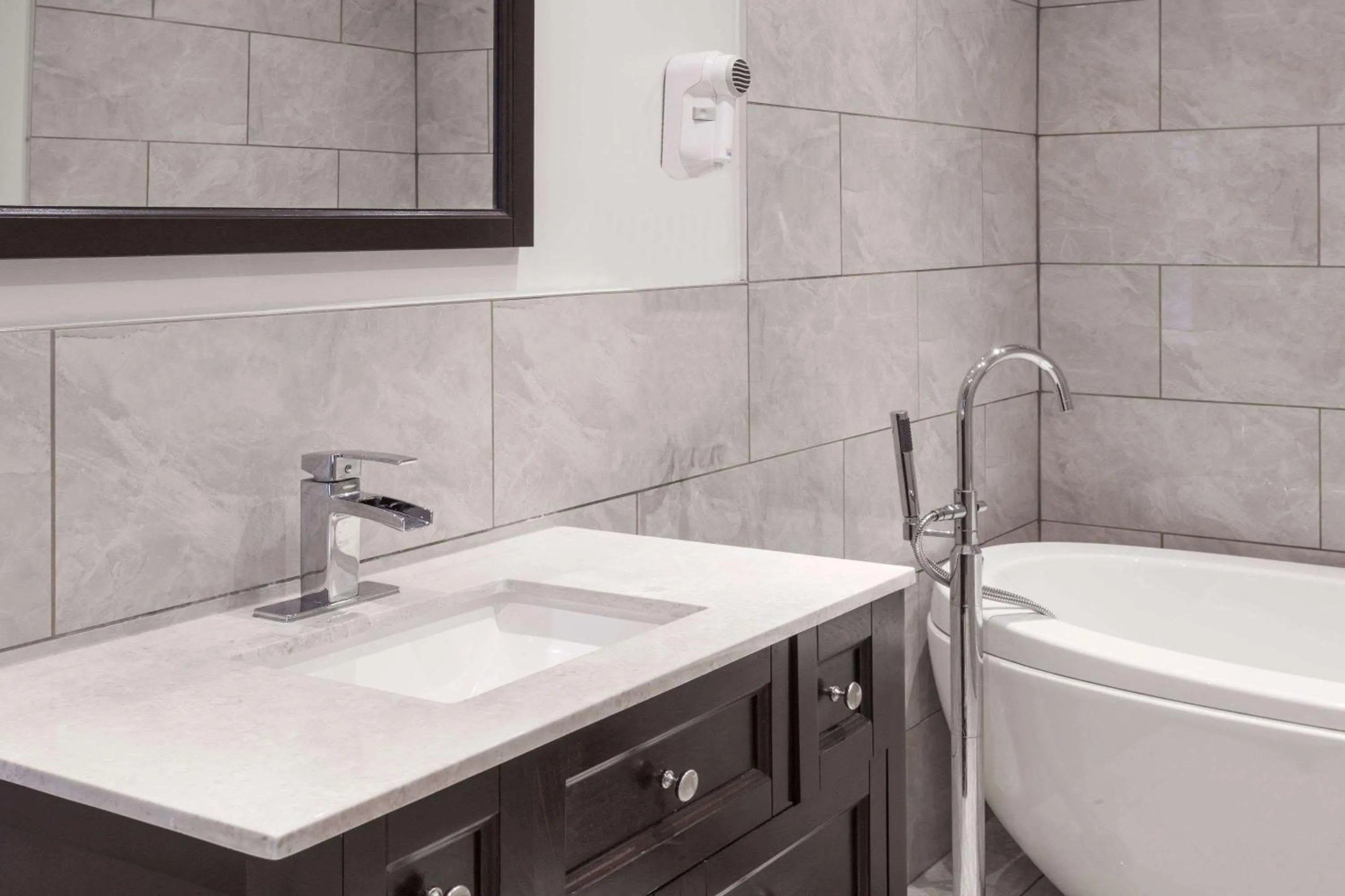 Photo of the whole room in Knights Inn Kingston