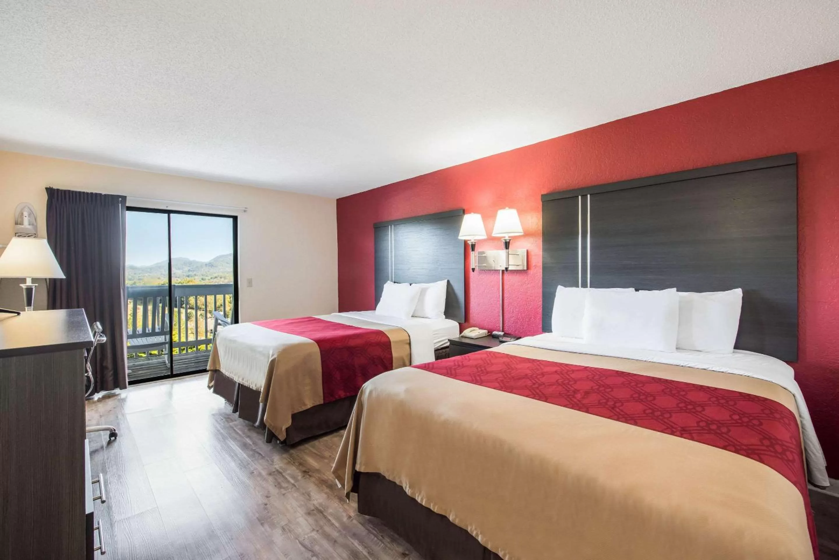 Photo of the whole room, Bed in Econo Lodge Waynesville