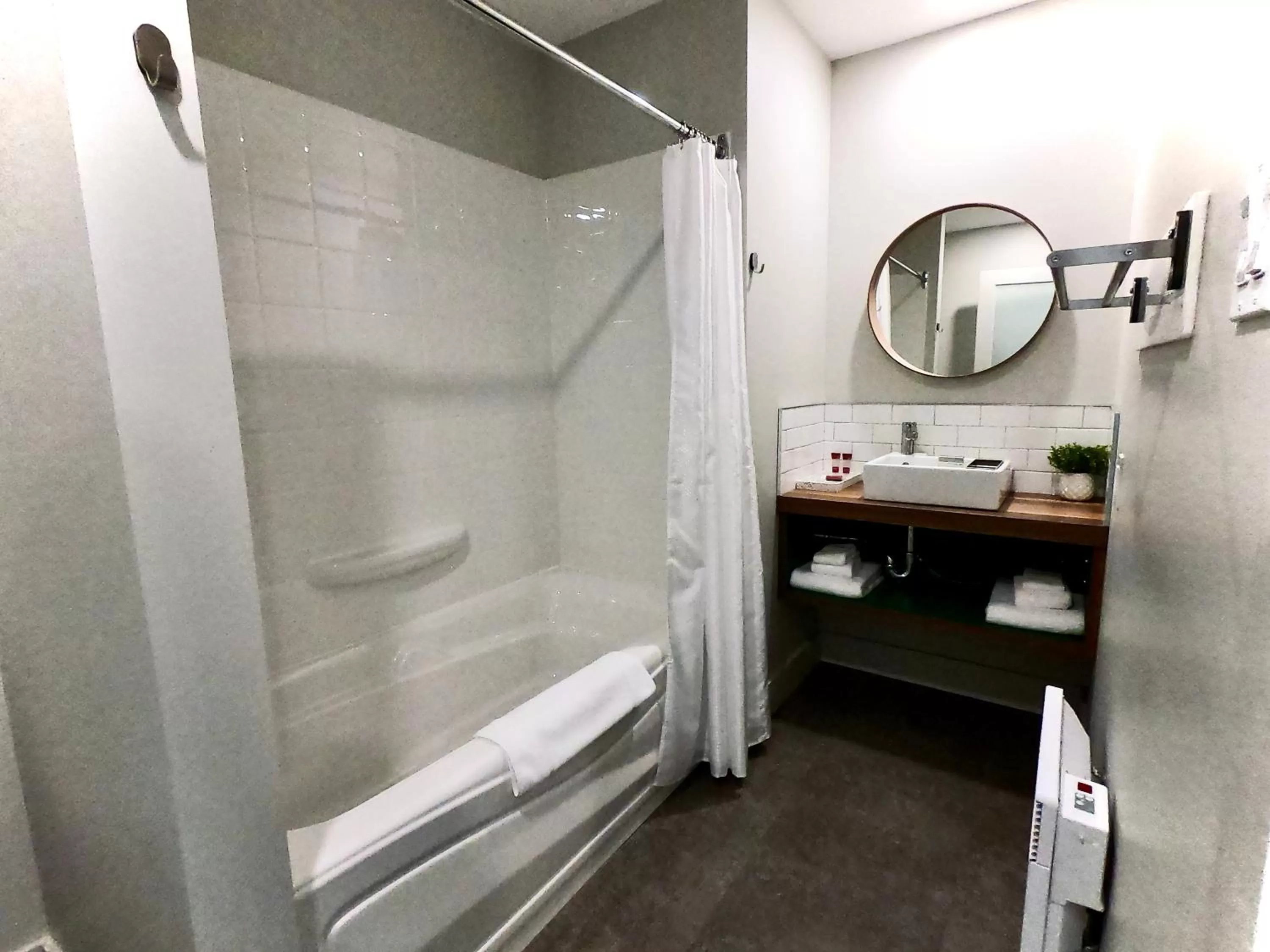 Shower in Morel Executive Suites