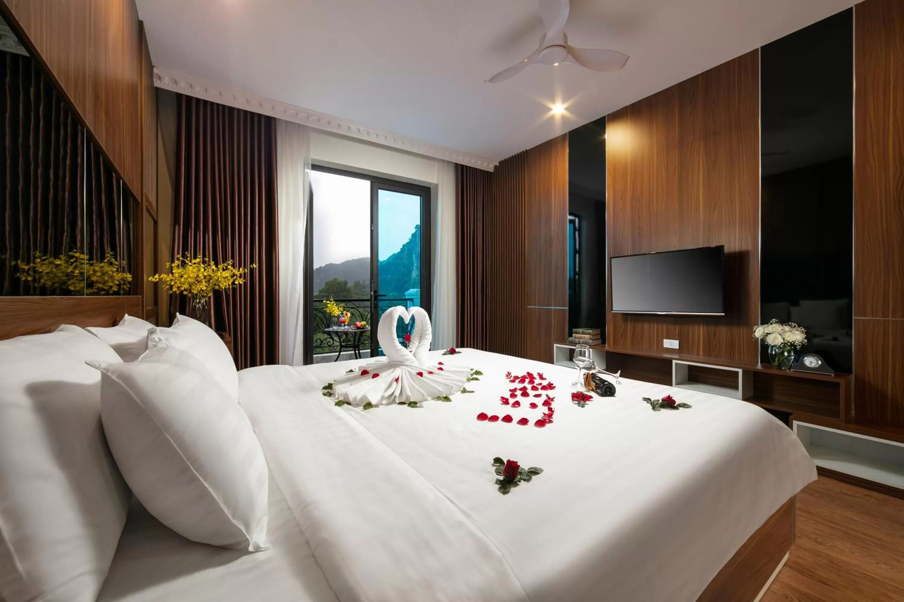 Photo of the whole room, Bed in Tam Coc Holiday Hotel & Villa