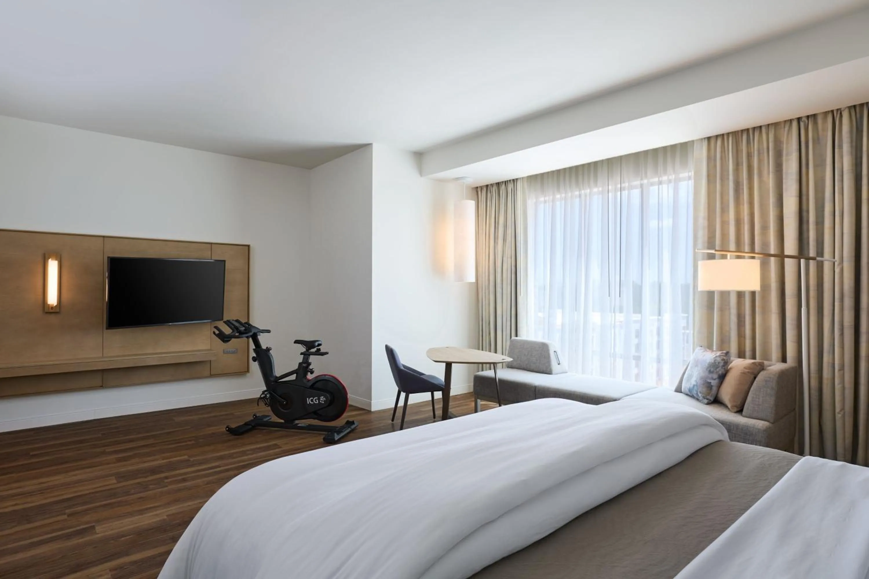 Photo of the whole room, Bed in The Westin Raleigh-Durham Airport