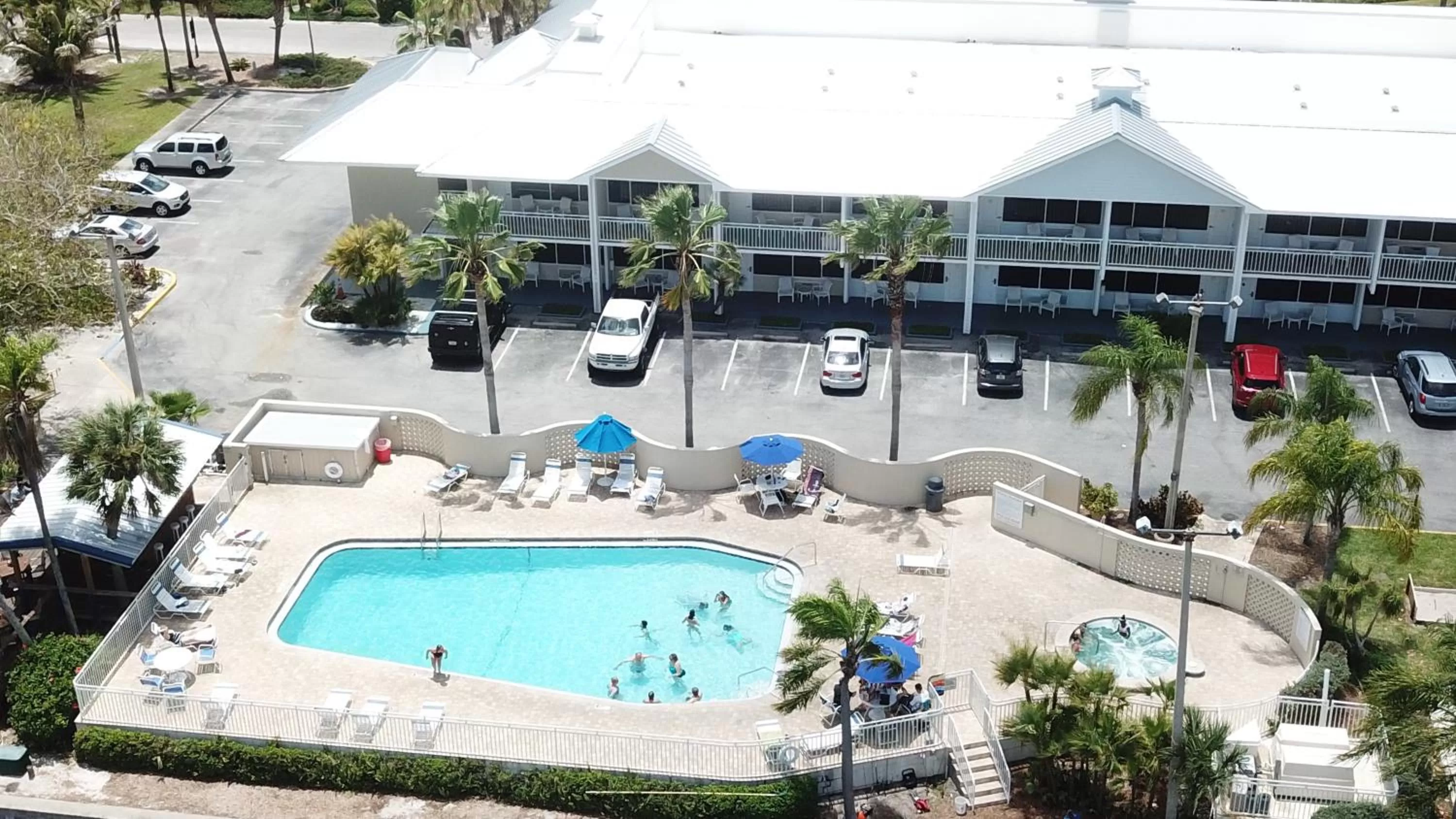 Property building in TAMPA BAY, BEACH step away, WIFI, FREE PARKING,POOLS, JACUZZI