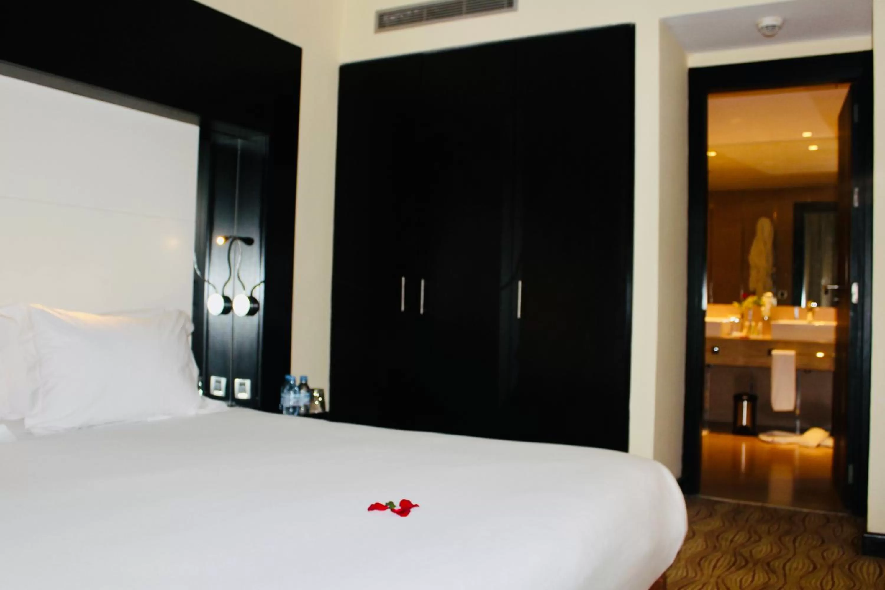 Bedroom, Bed in Hôtel Farah Casablanca