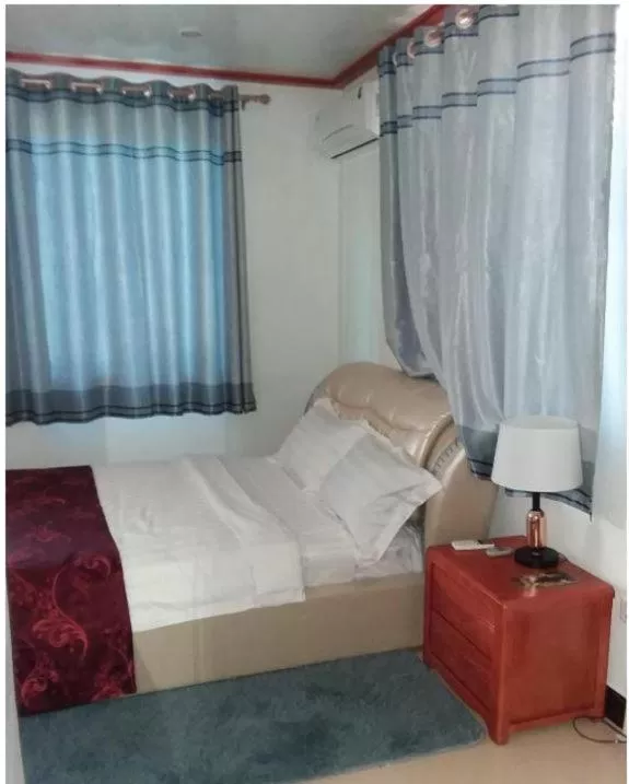 Bed, Seating Area in Riverside Hotel