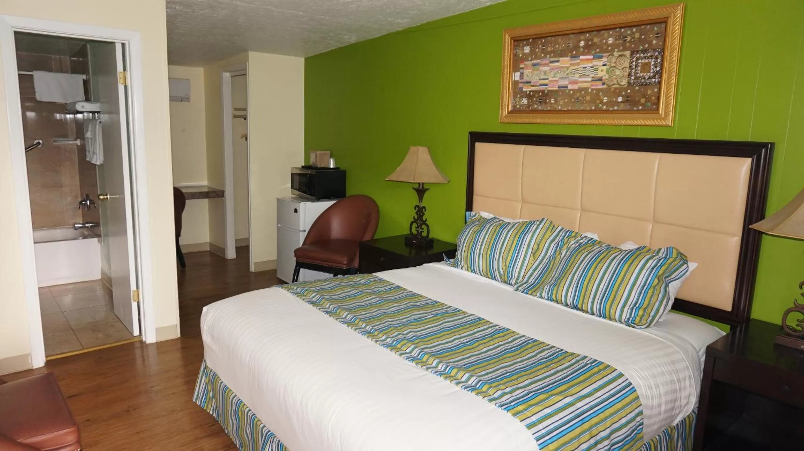 Bed in Eagle Crater Lake Inn