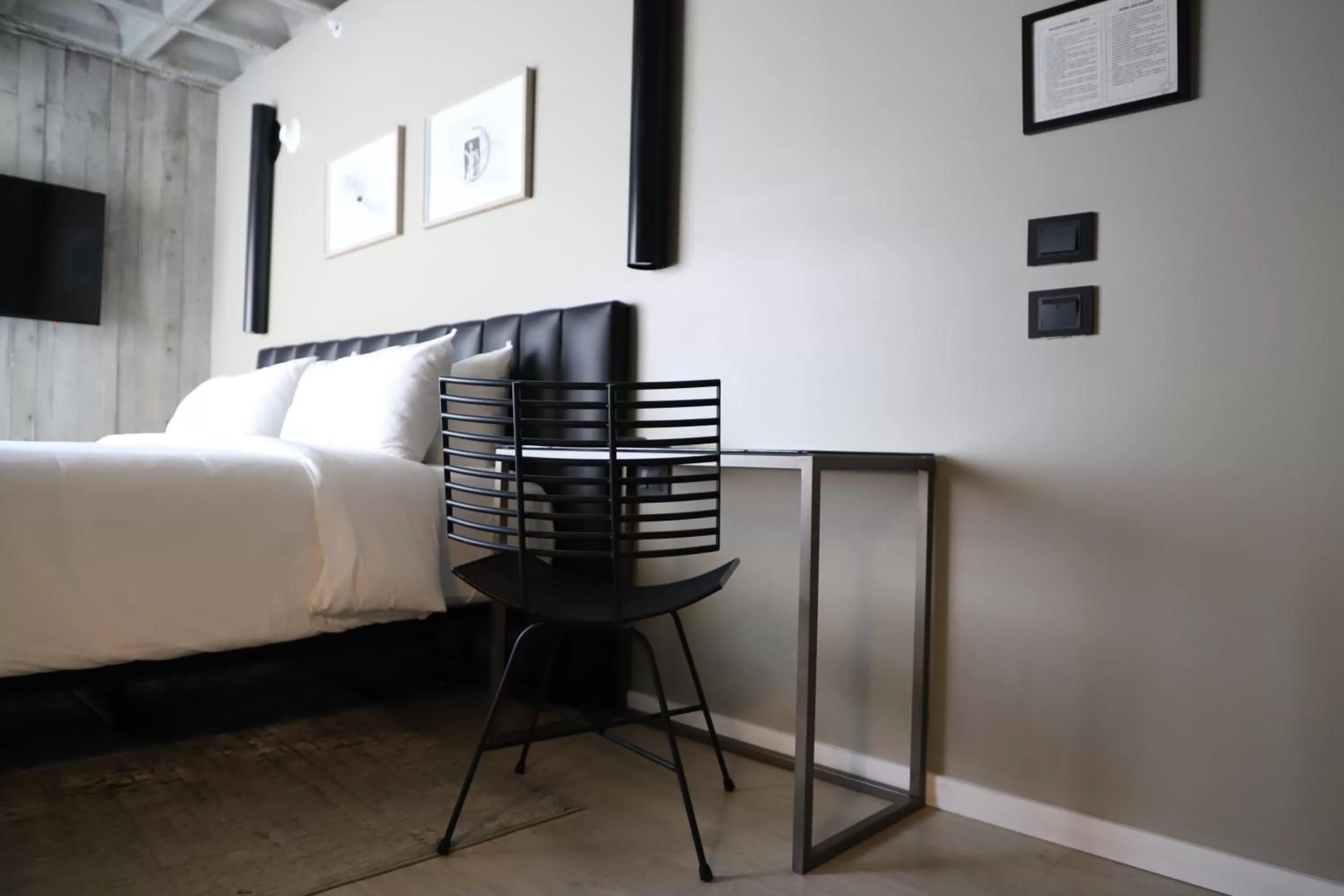 Seating area, Bed in Bellwort Hotel