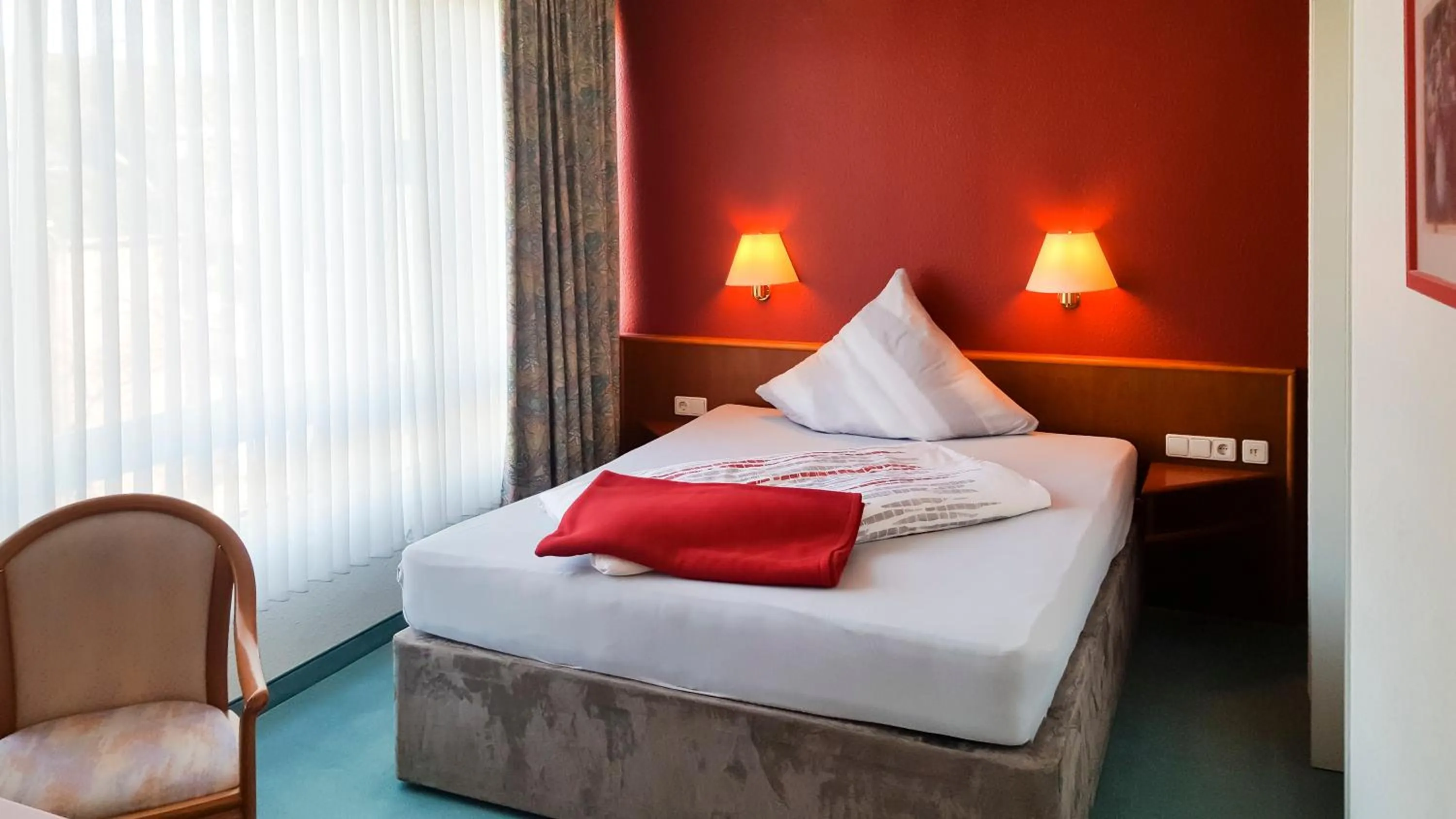 Photo of the whole room, Bed in Hotel Am Düsseldorfer Platz