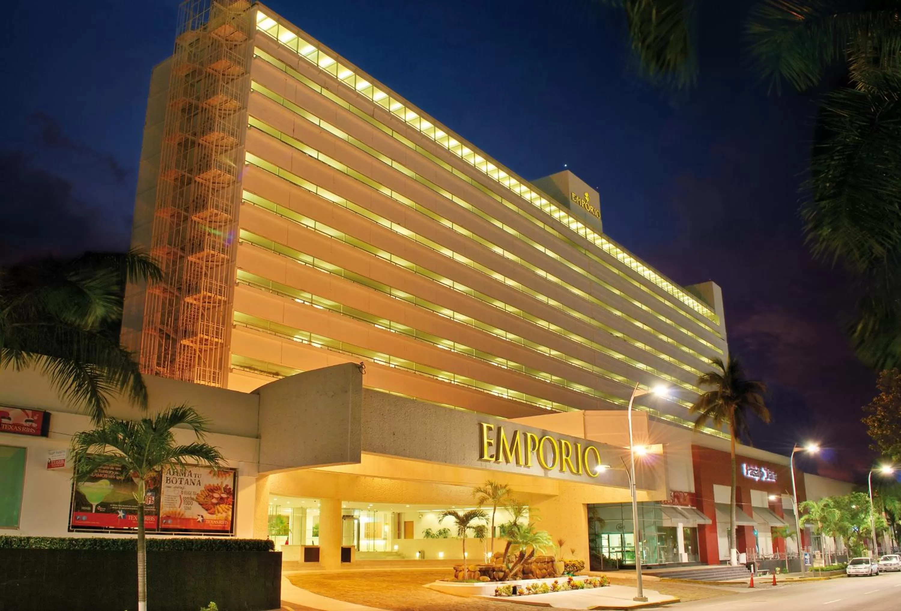 Property building in Emporio Acapulco