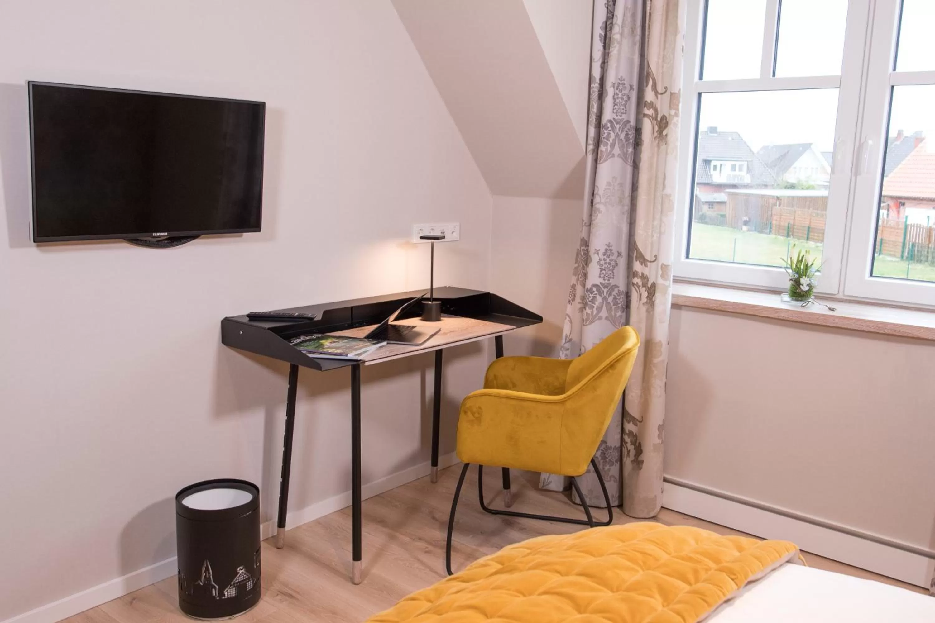 Photo of the whole room, TV/Entertainment Center in Visbeker Deern Hotel Garni