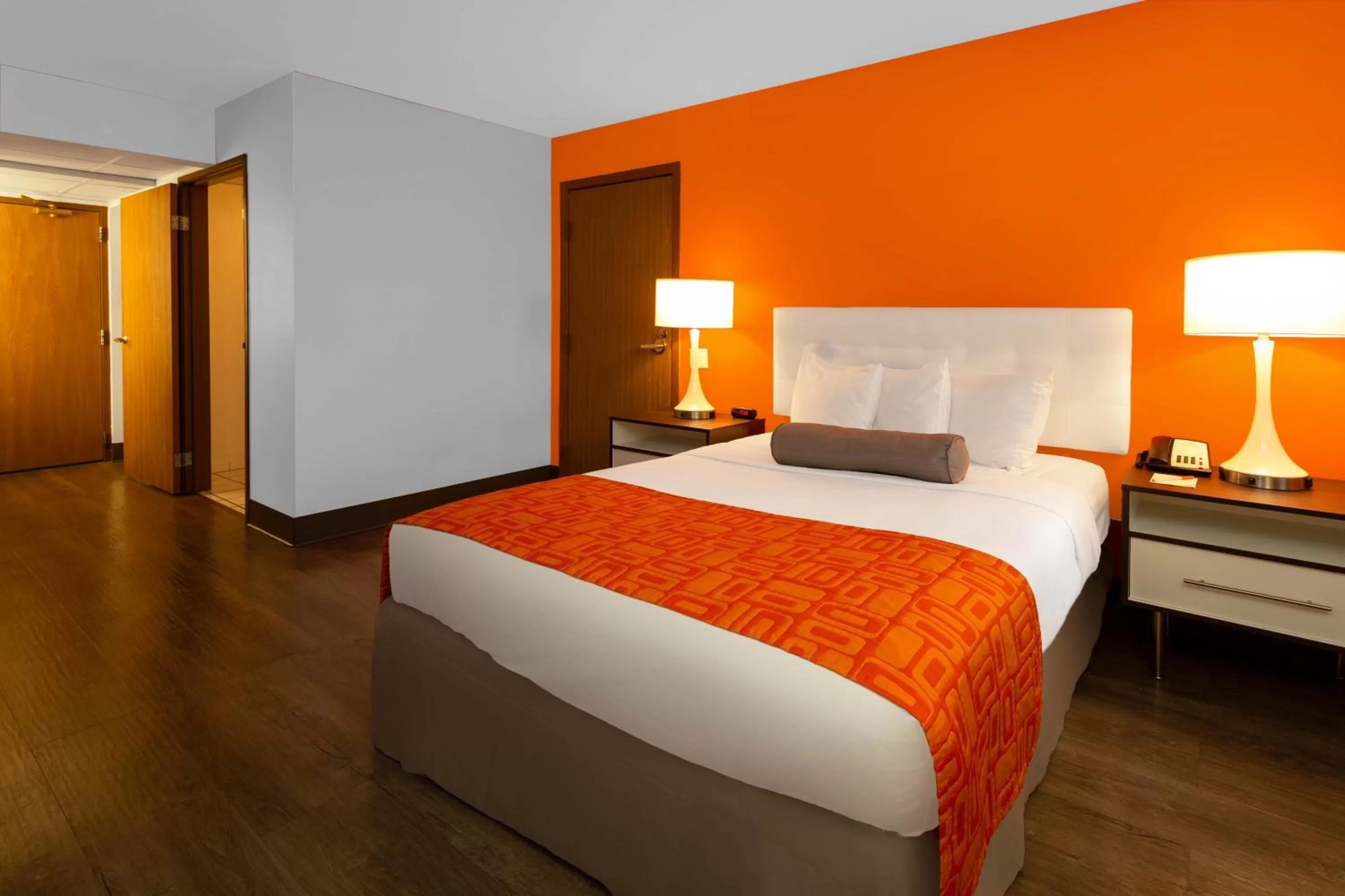 Bed in Howard Johnson by Wyndham Waukegan Great Lakes