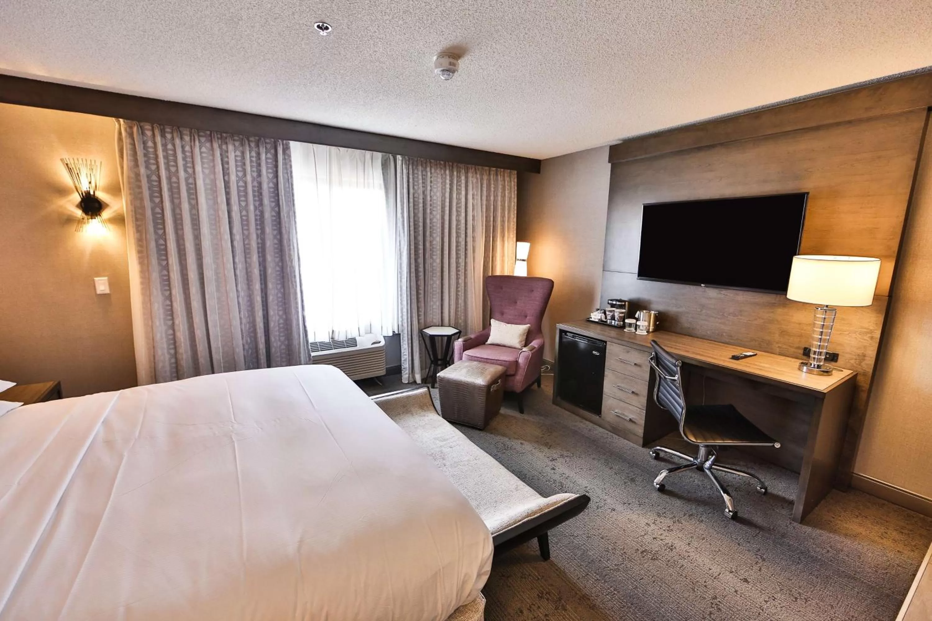 Bedroom, Bed in DoubleTree by Hilton Atlanta Alpharetta-Windward