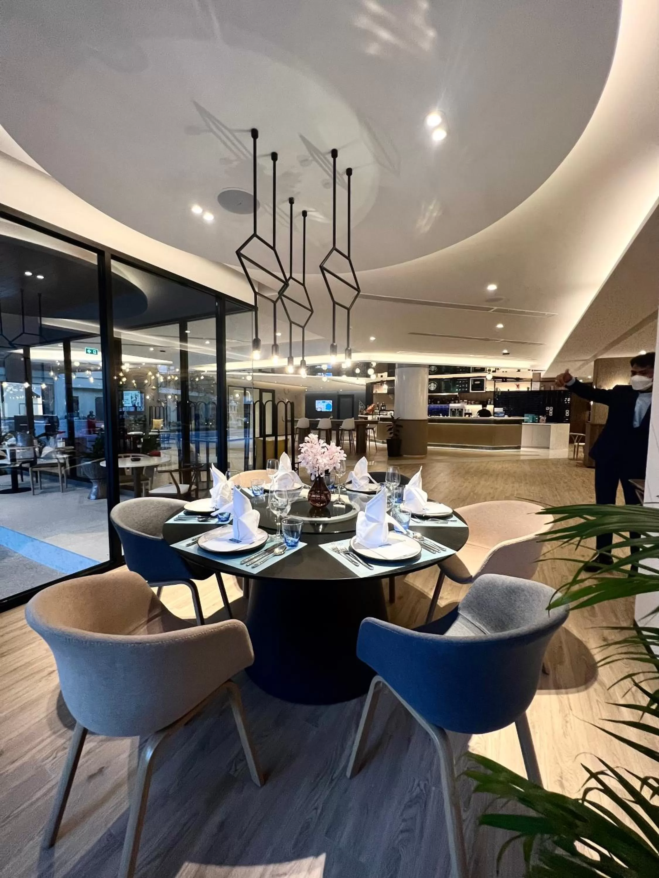 Restaurant/places to eat in Centara Life Hotel Bangkok Phra Nakhon