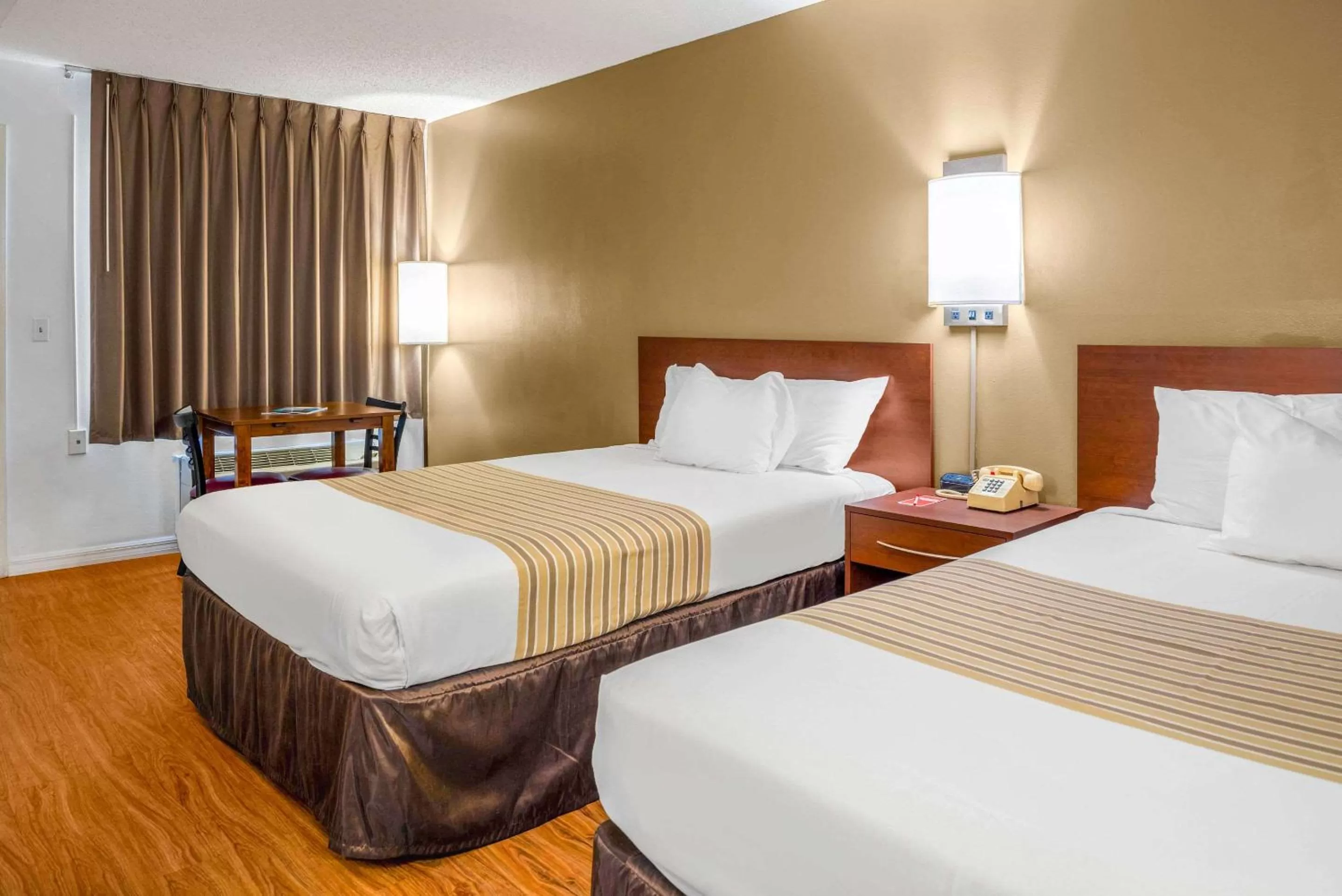 Photo of the whole room, Bed in Econo Lodge Crystal River