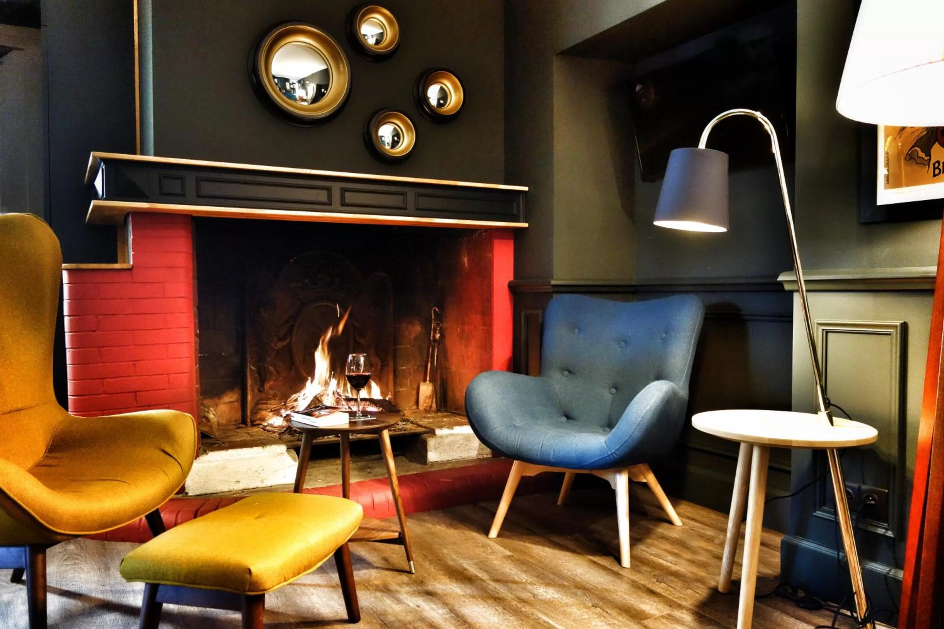 Communal lounge/ TV room in Hôtel Henri IV