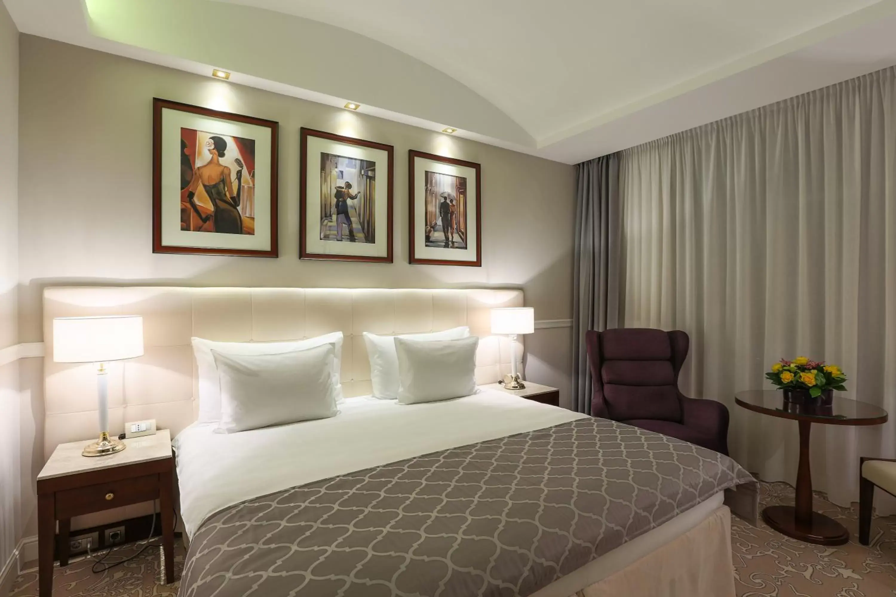 Deluxe Corner Double Room with City View in Hotel International Iasi Deluxe Corner Double Room with City View in Hotel International Iasi