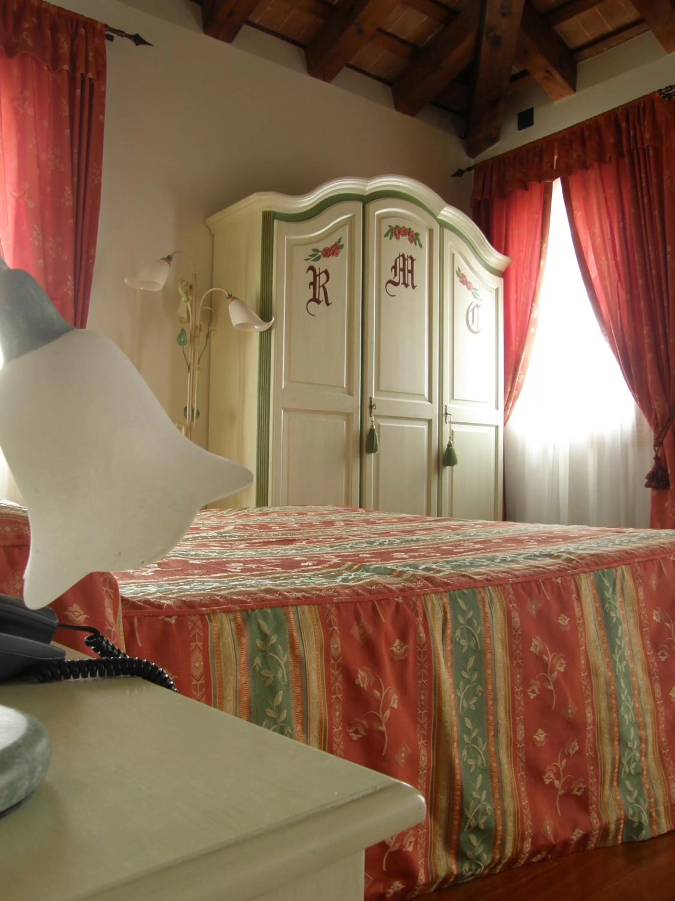 Shower, Bed in Residence Meuble' Cortina