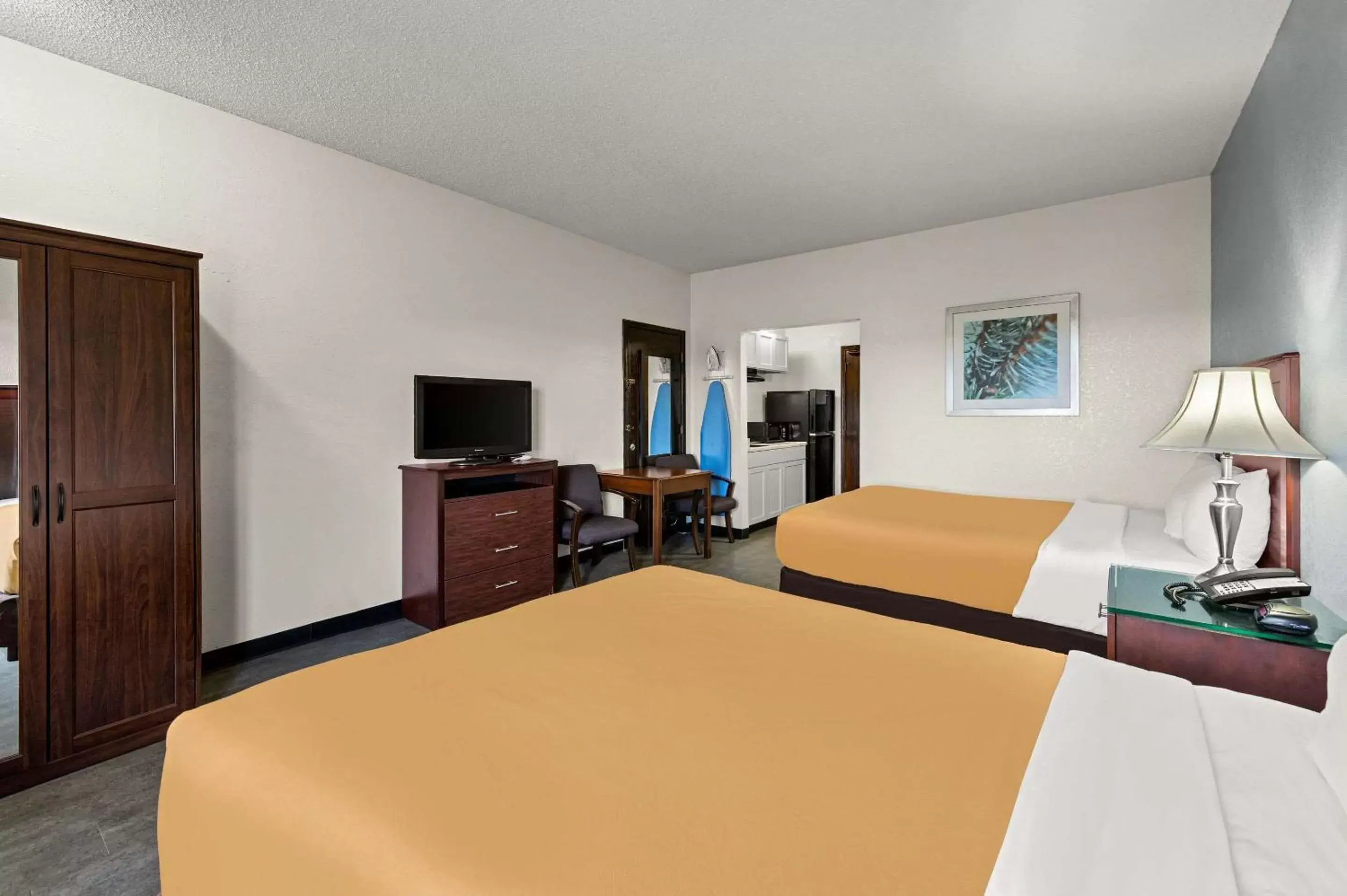 Deluxe Double Room in Suburban Studios Kansas City Airport North Deluxe Double Room in Suburban Studios Kansas City Airport North
