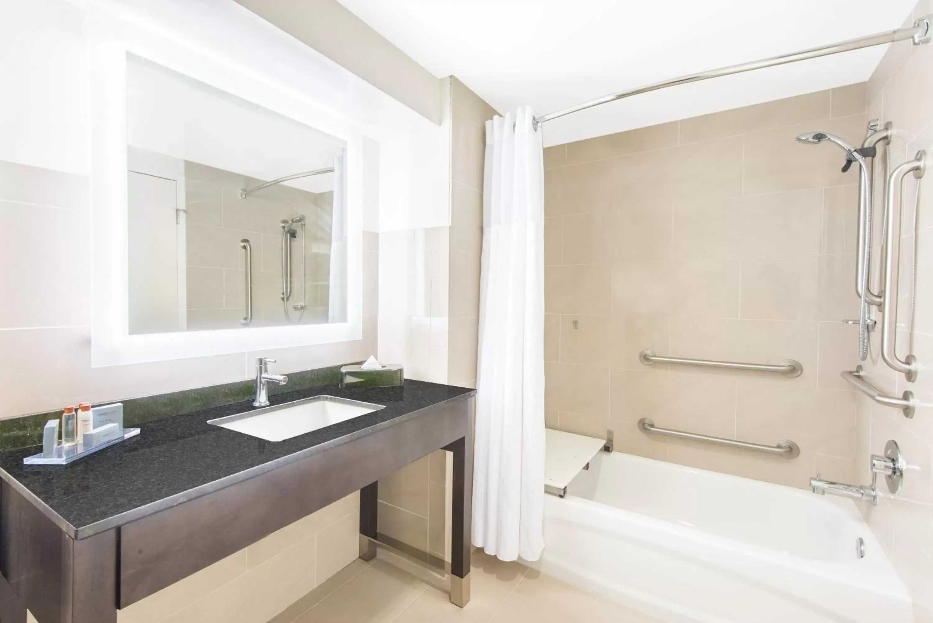 King Room - Non-Smoking in Wingate by Wyndham Niagara Falls King Room - Non-Smoking in Wingate by Wyndham Niagara Falls