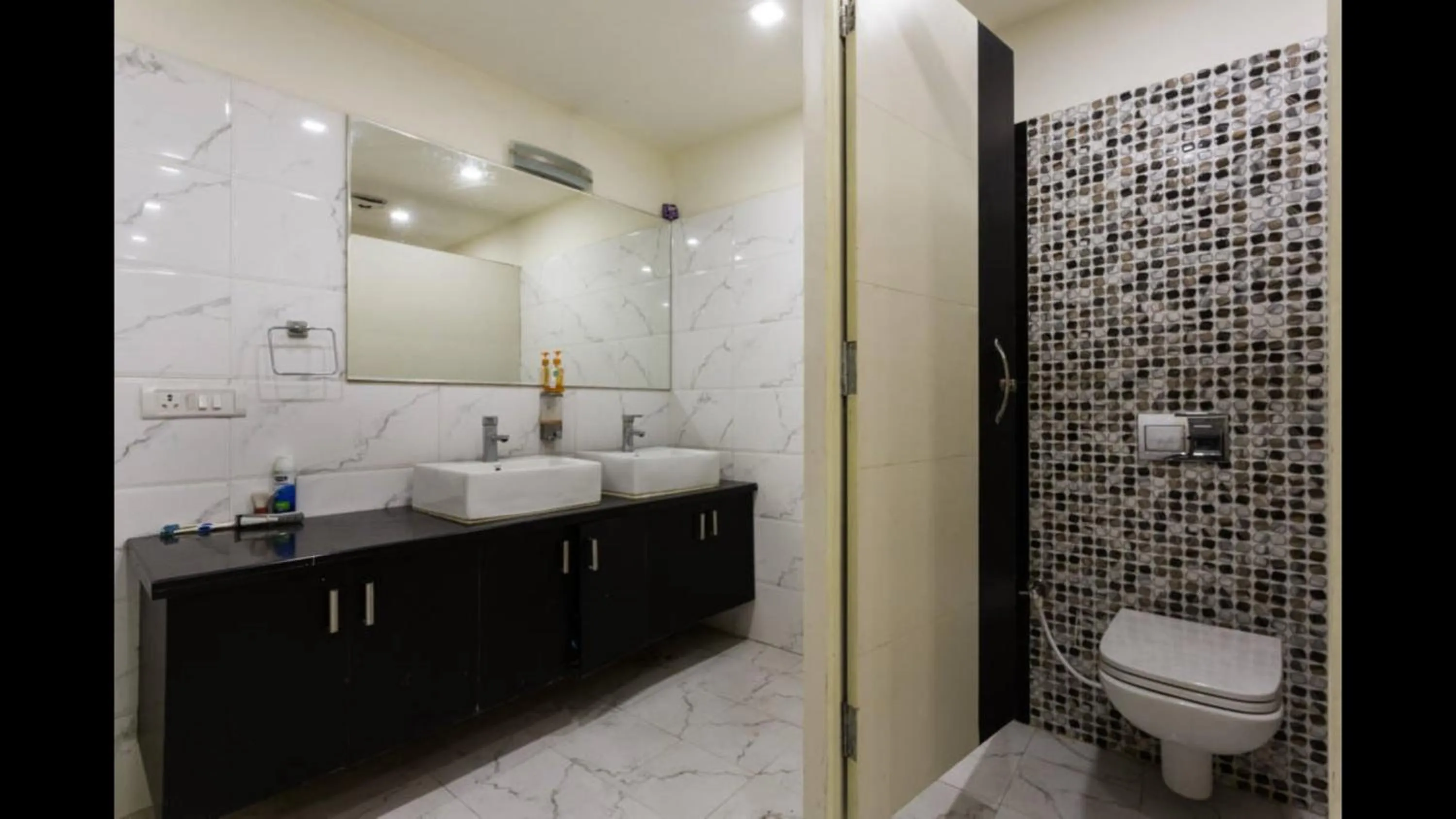 Bathroom in Joey's Hostel Delhi - 20 mins from Railway Station