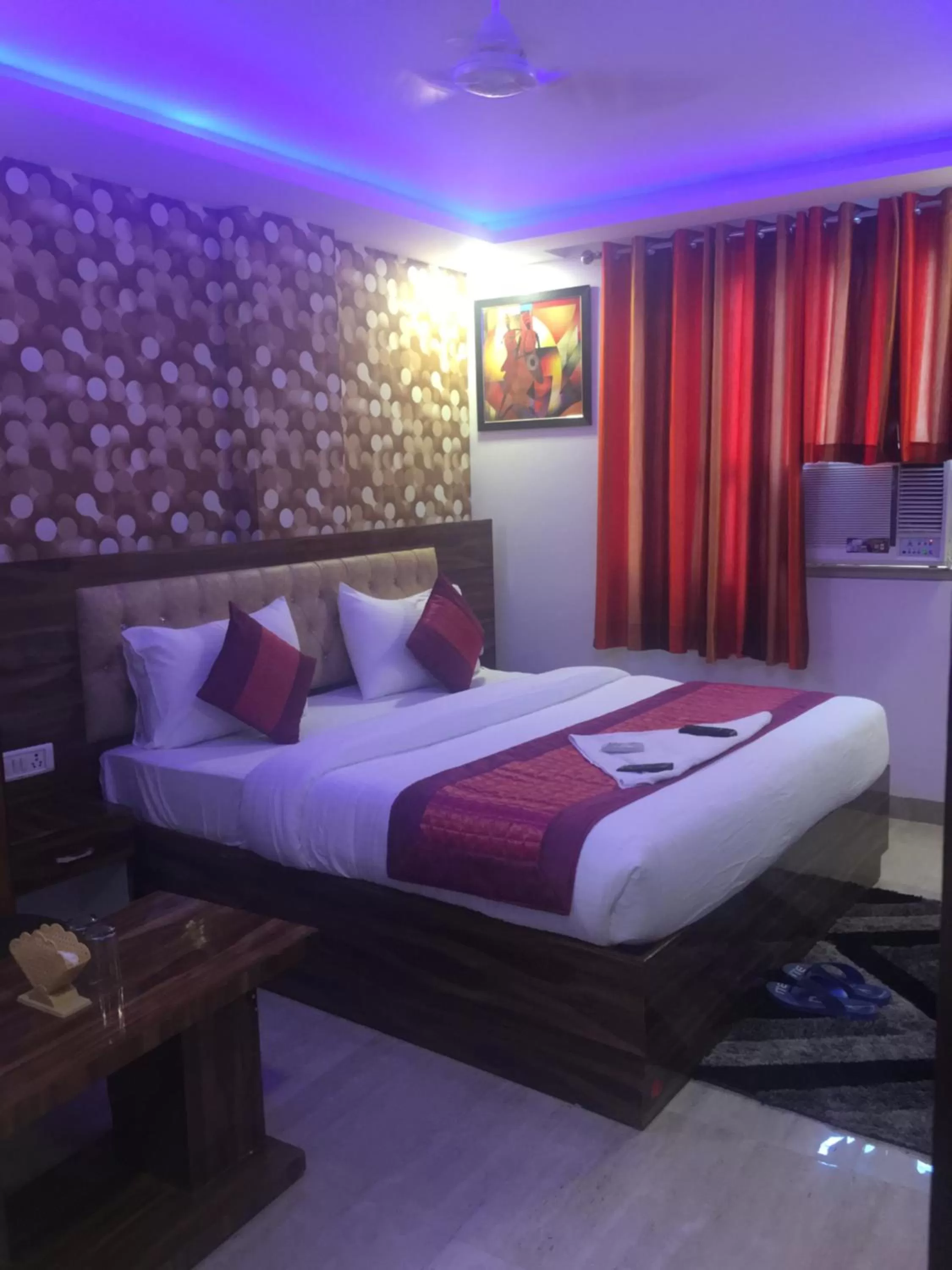 Bed in Hotel Pearl - Mahipalpur Delhi Airport