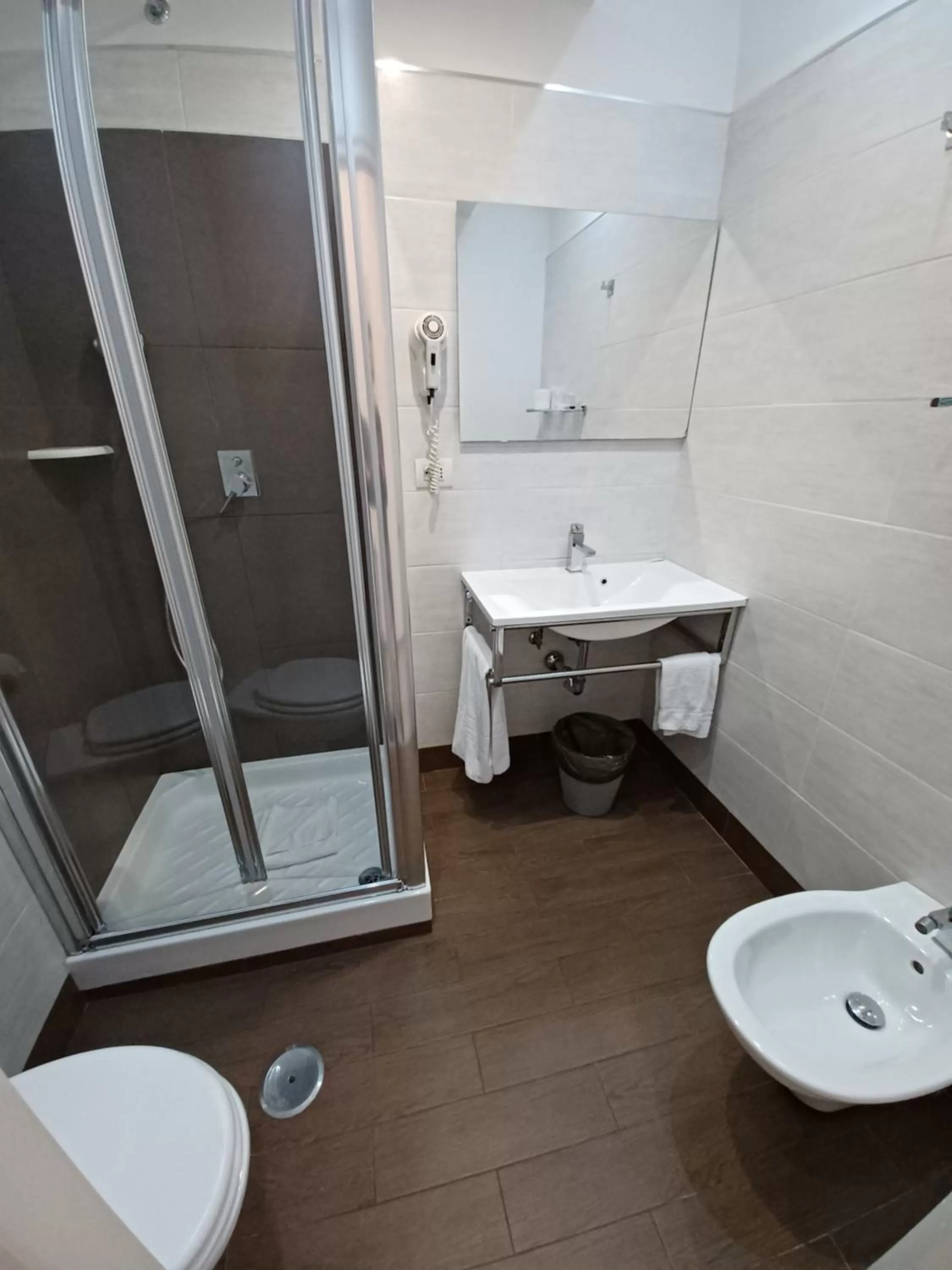 Shower in Hotel Mimosa Pantheon