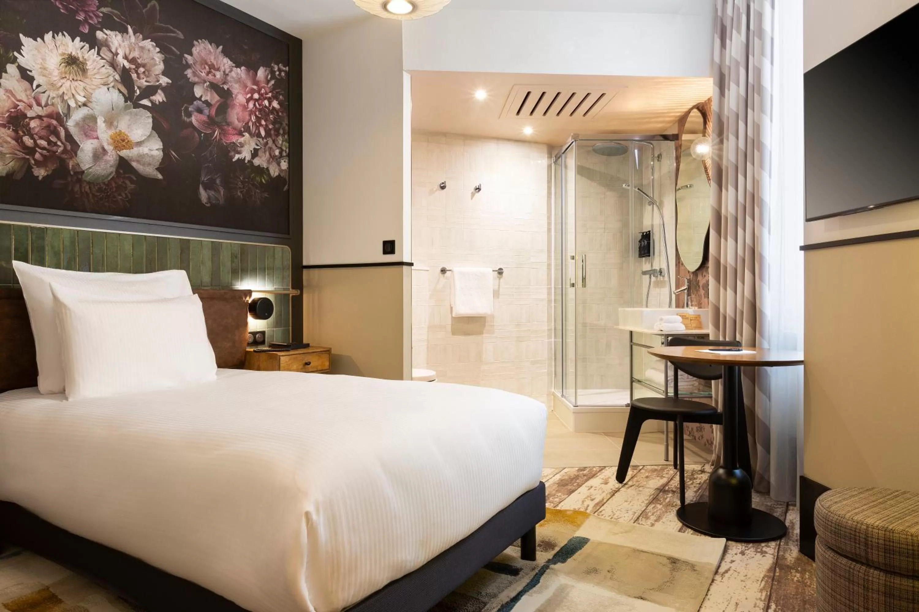 Photo of the whole room, Bed in Hotel Les Capitouls Toulouse Centre - Handwritten Collection